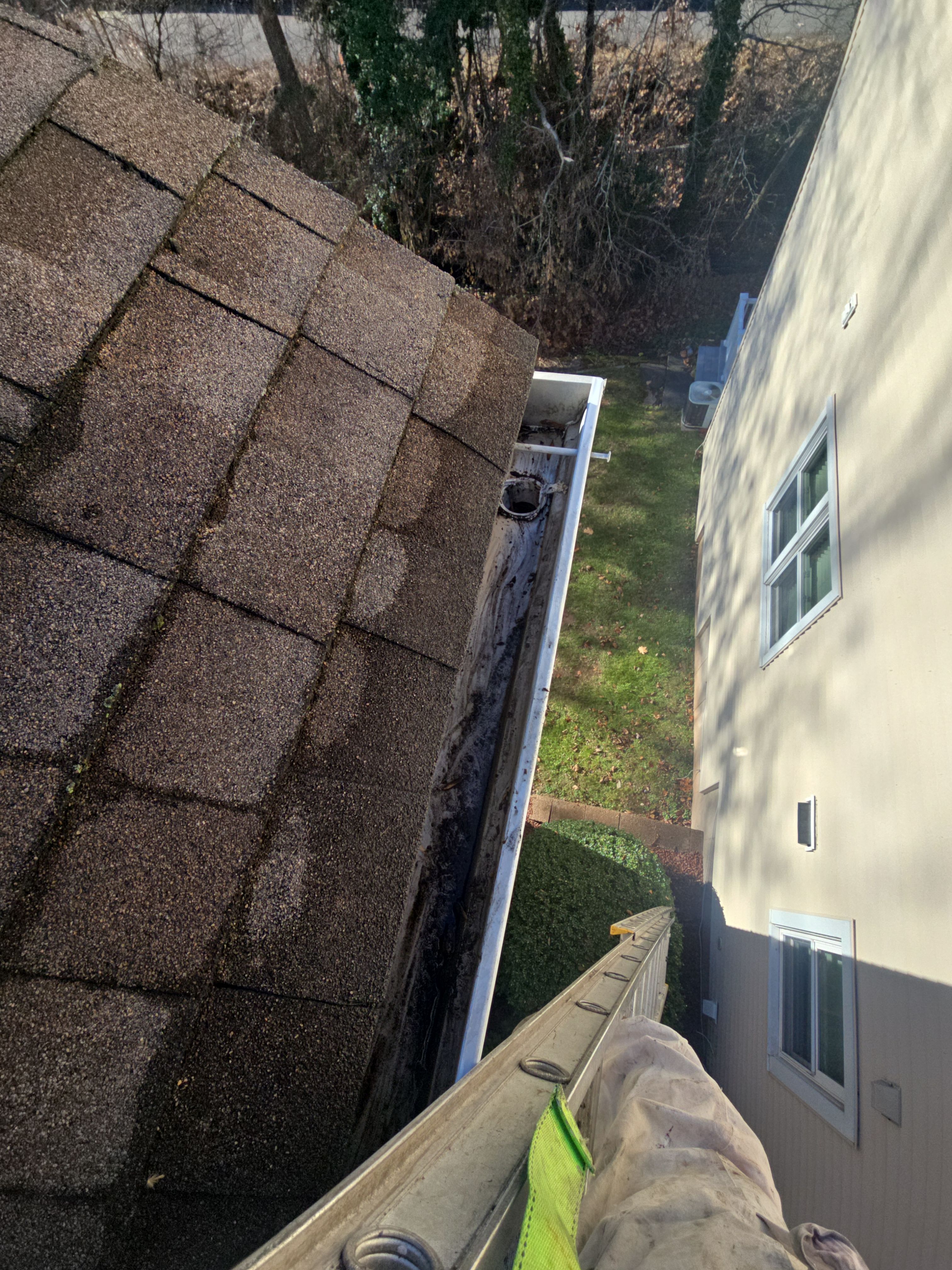 Commercial gutter cleaning Hartford, CT after photo with clean gutters