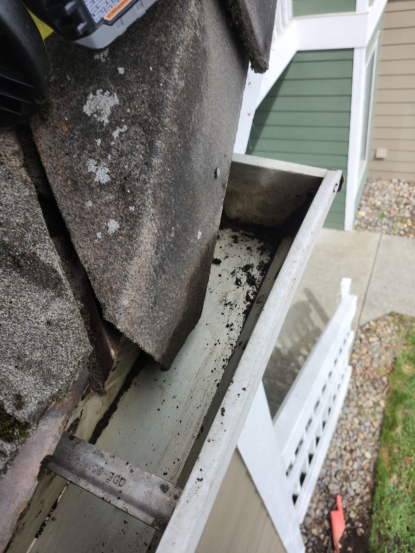 HOA gutter cleaning after photo.