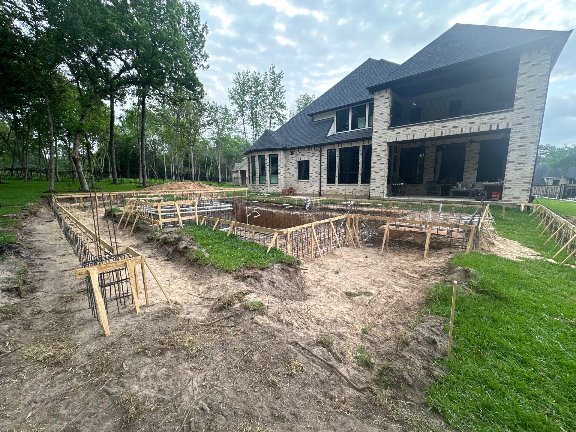 Modern Patio Cover and Kitchen in Montgomery by SophAlx LLC