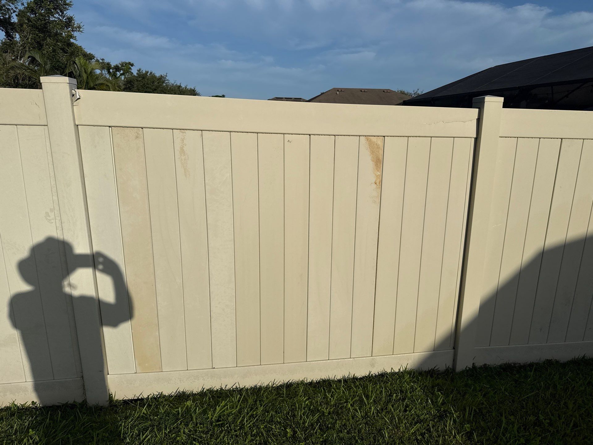 2-Story Stucco House Wash & Tan Vinyl Fence Cleaning | Sheffield Glen Palmetto, FL by Sunshine AquaWash
