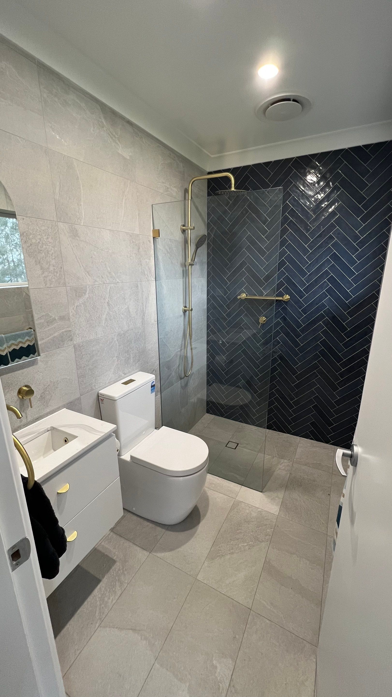Small Ensuite Renovation by Re-seal Bathrooms