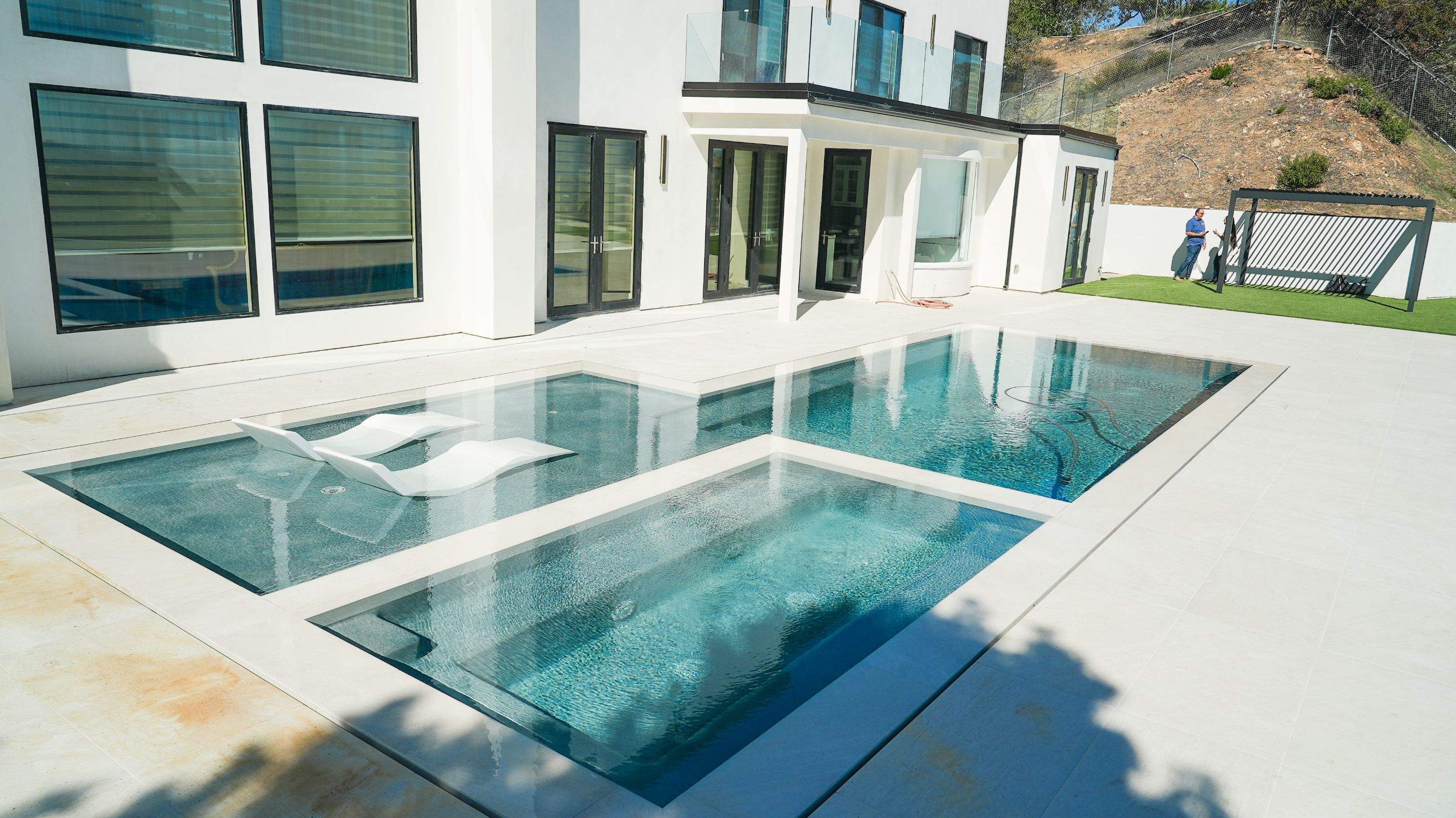 Zero-edge Pool & Backyard Trnasformation by Lax Home Inc 