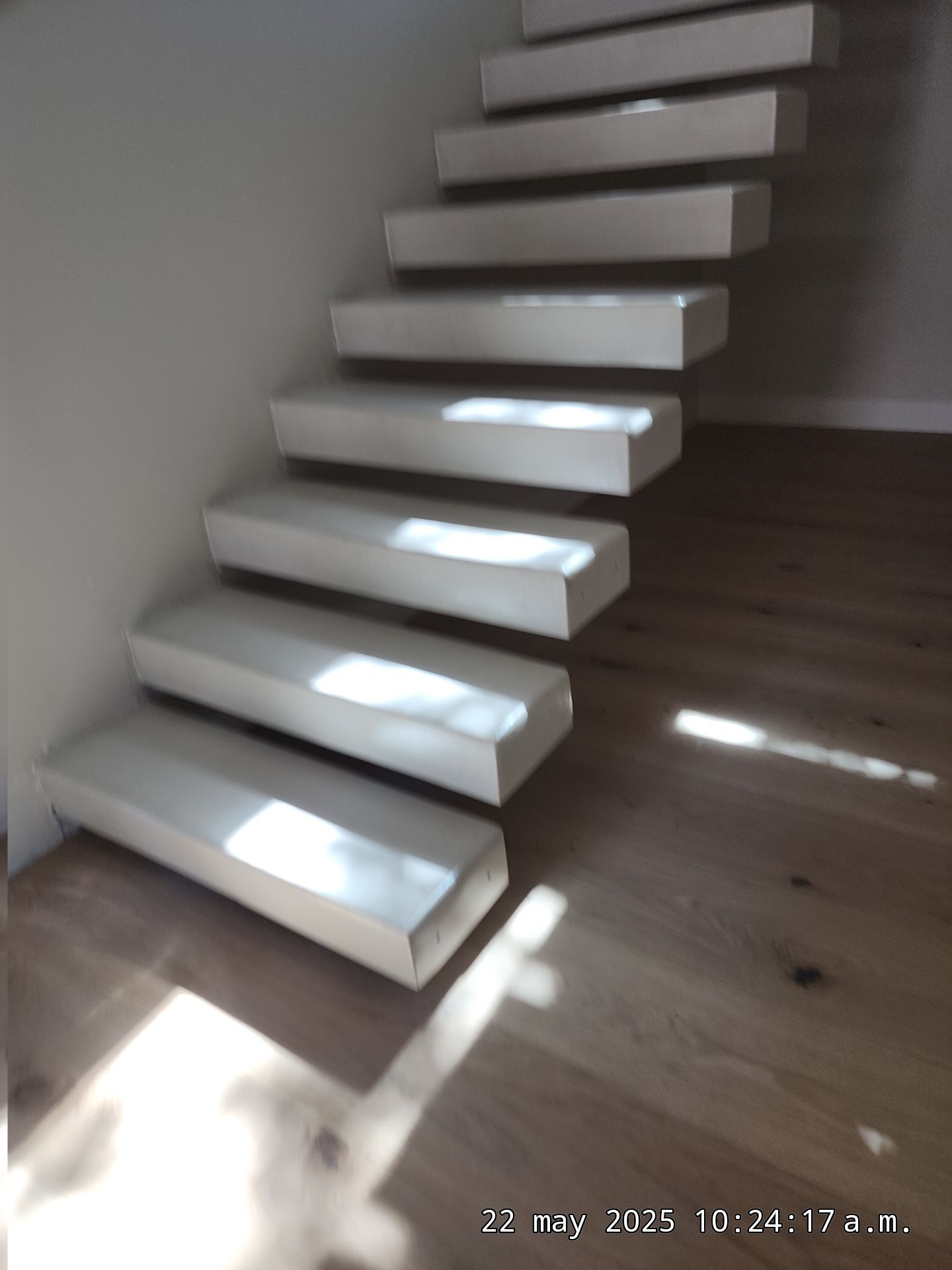 Microtopping over Steps by Seamless Surfaces