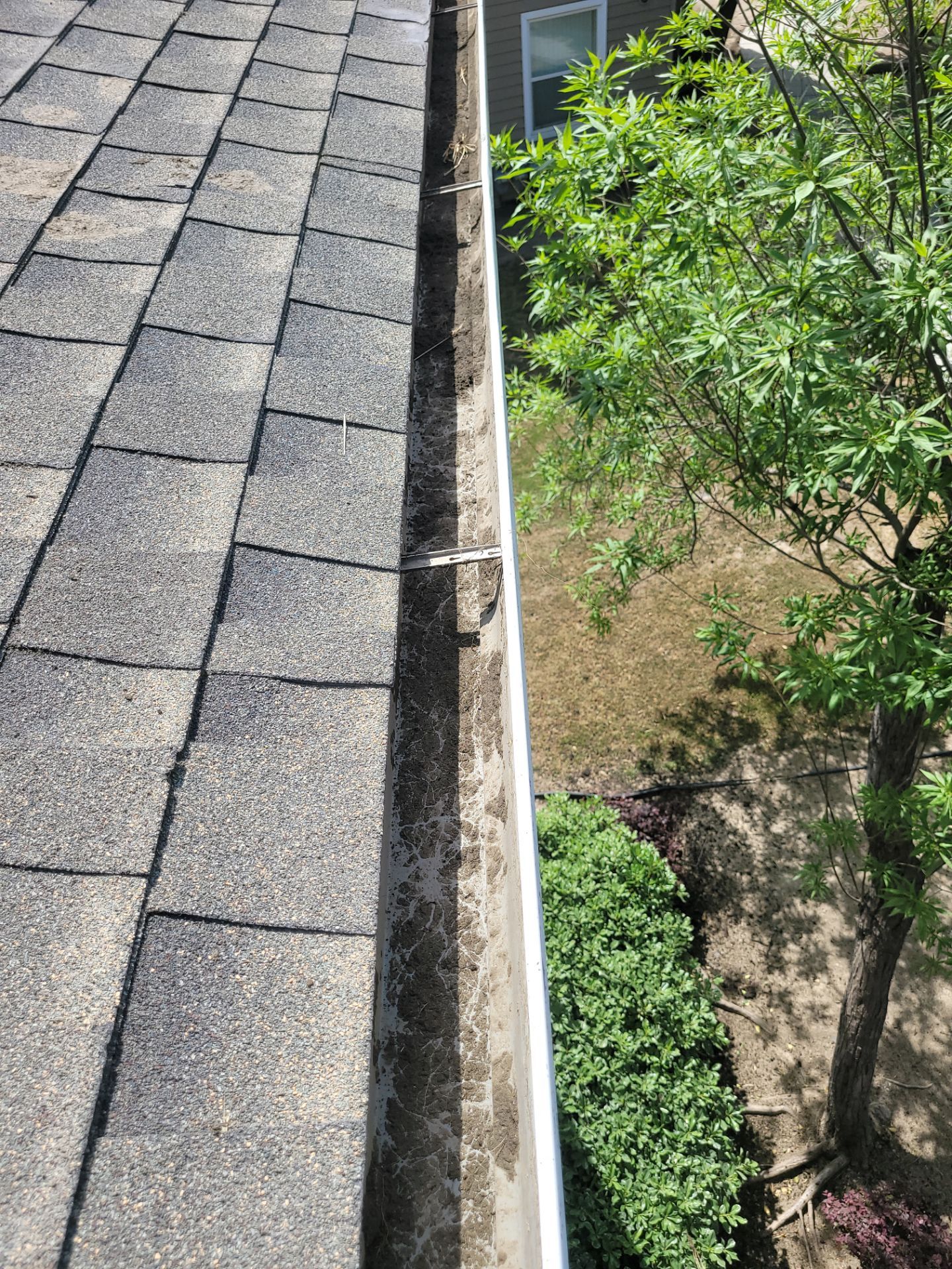 Commercial gutter cleaning Bakersfield, CA after photo with clean gutters