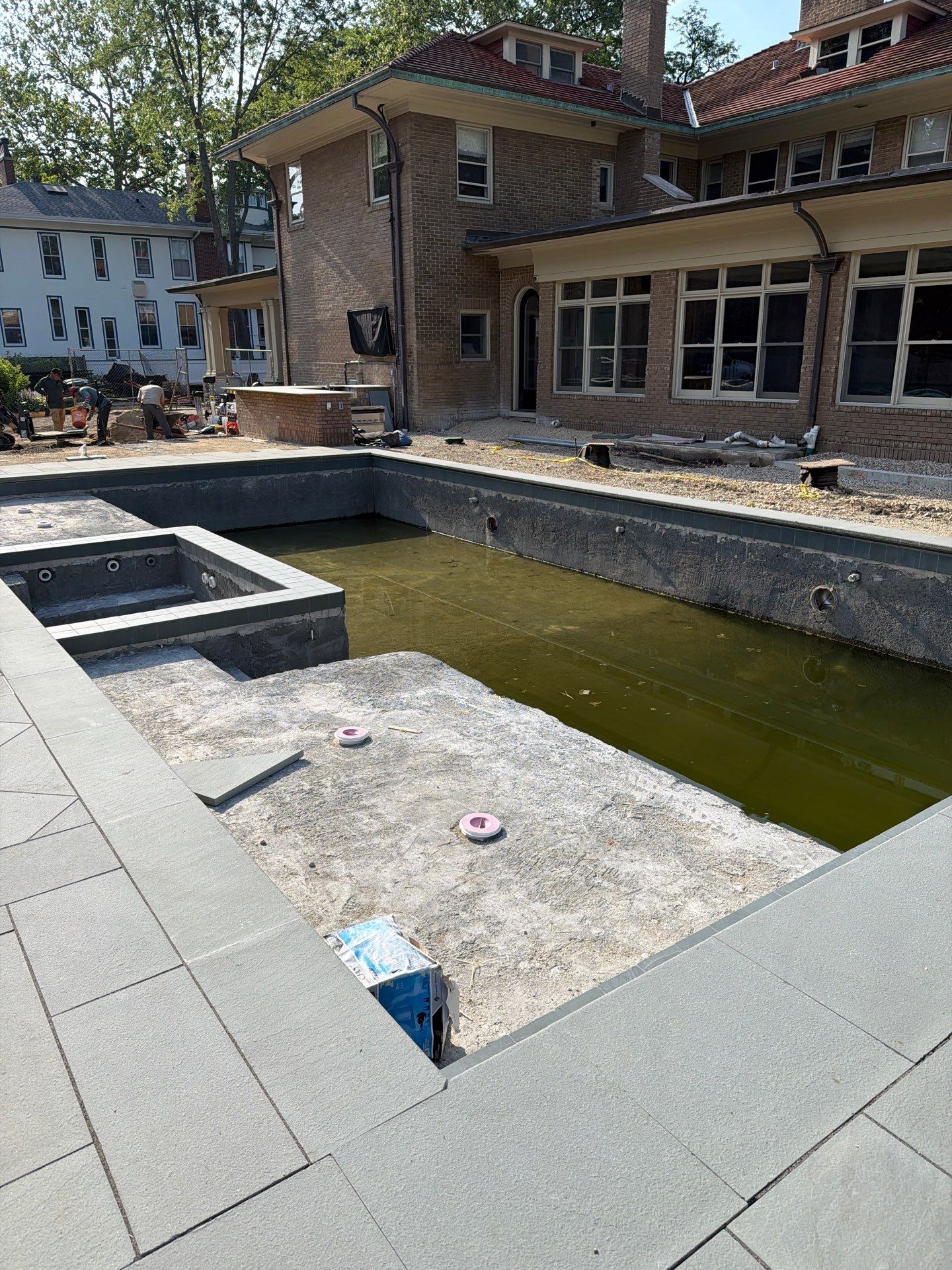 Platino Pool with Center Spa by North Shore Pool & Spa