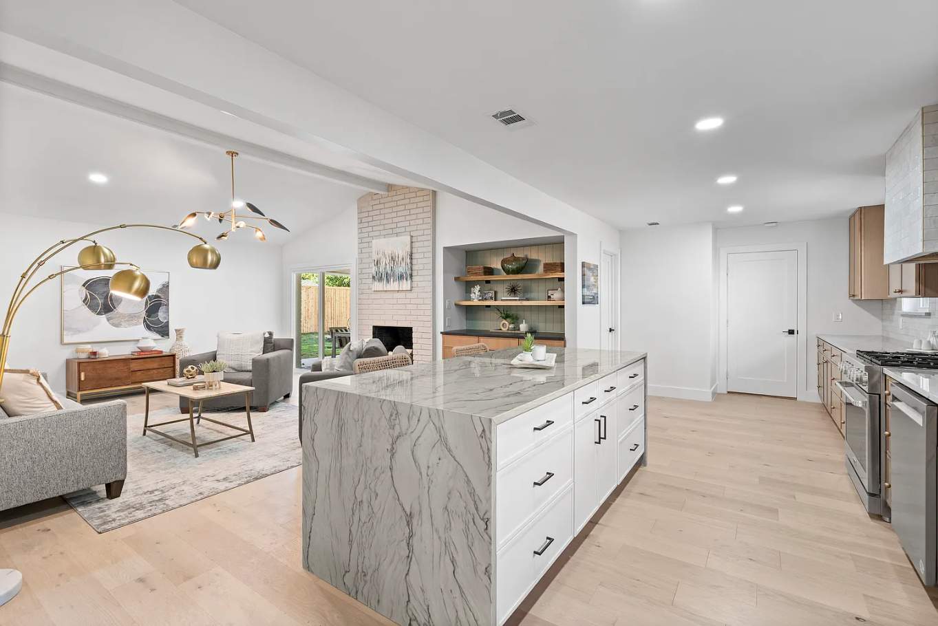 Layout-Loving Kitchen: Premium Cabinets Delivered in 7 Days Flat by Tibi Soli LLC