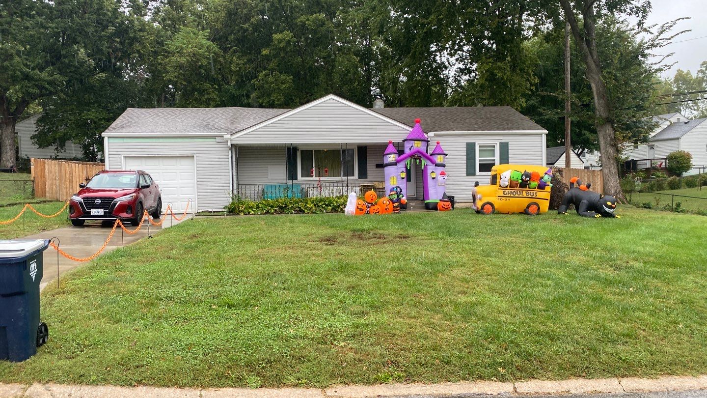 A whole new look for this Gladstone Home by EEC Windows, Siding & Roofing