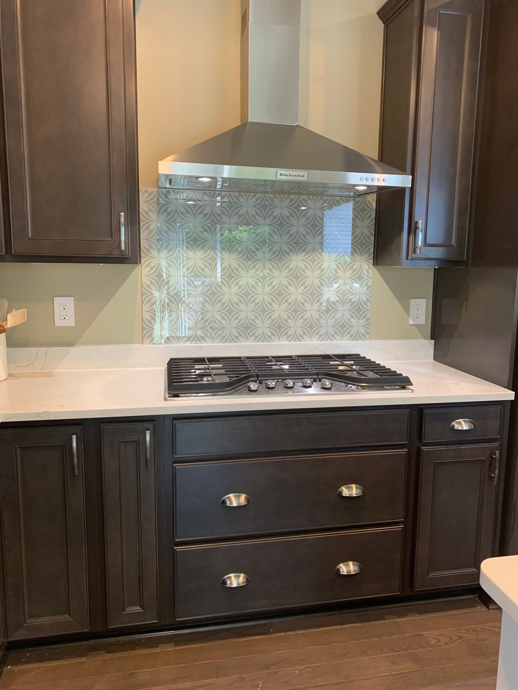 Kitchen Remodel using IMAGIO Solid Glass StoveSplash by IMAGIO