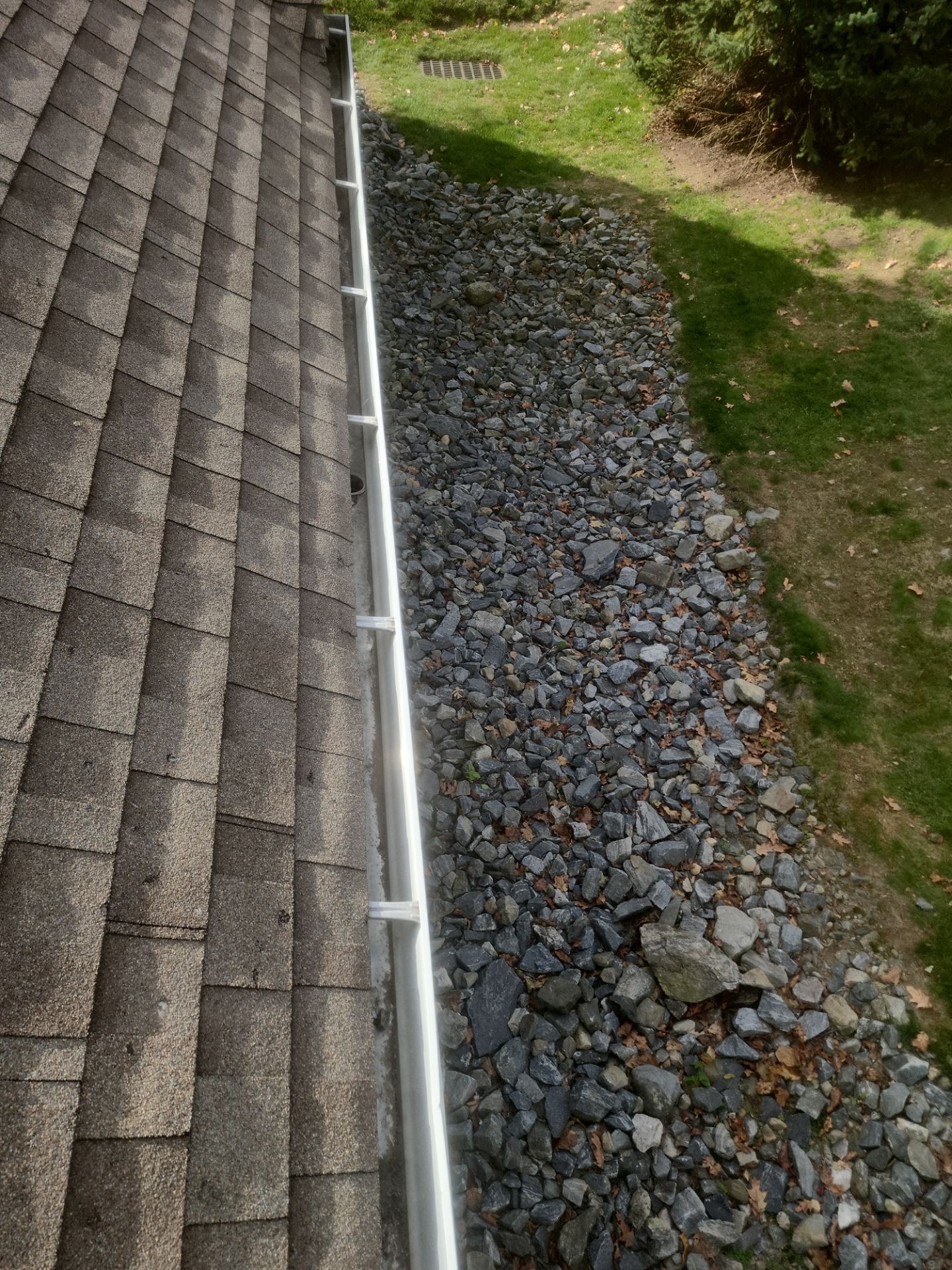 Commercial gutter cleaning Stamford & Norwalk after photo with clean gutters