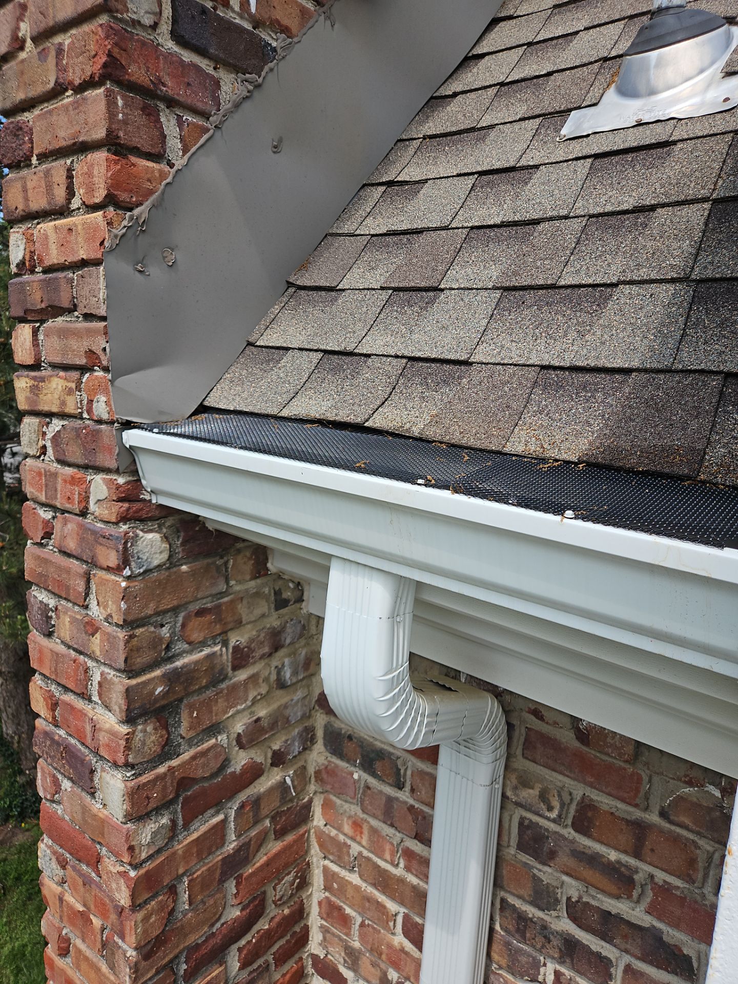 Commercial gutter cleaning Kansas after photo with clean gutters