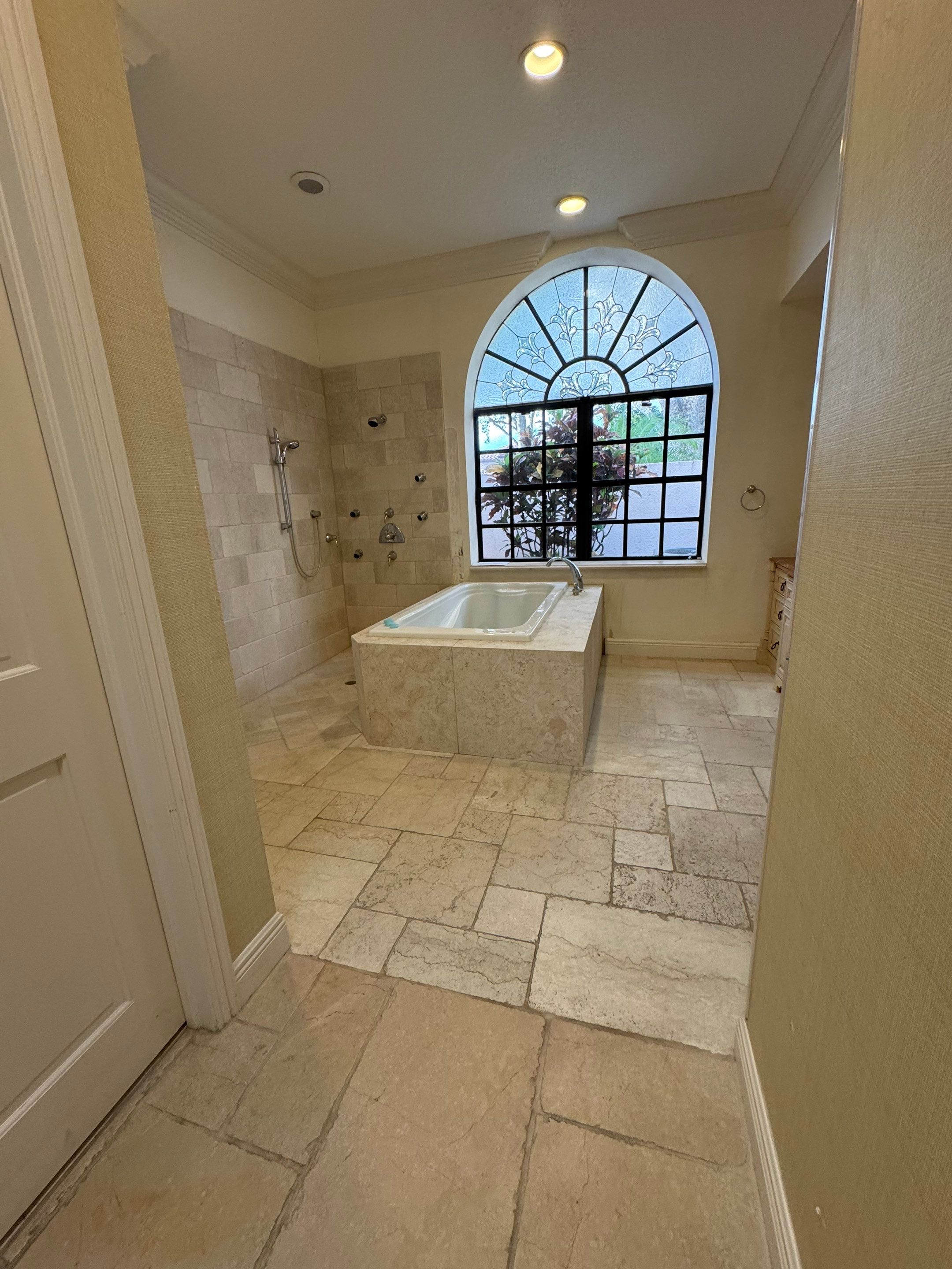 Roman Tub Remodel - Deerfield Beach by Hevi Tile