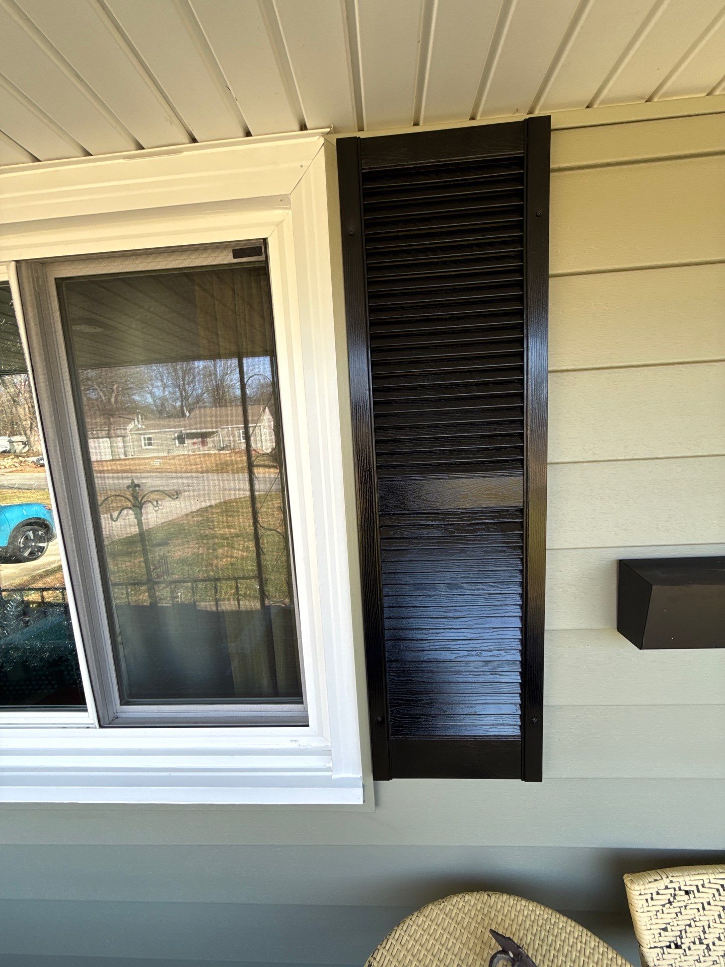 A whole new look for this Gladstone Home by EEC Windows, Siding & Roofing