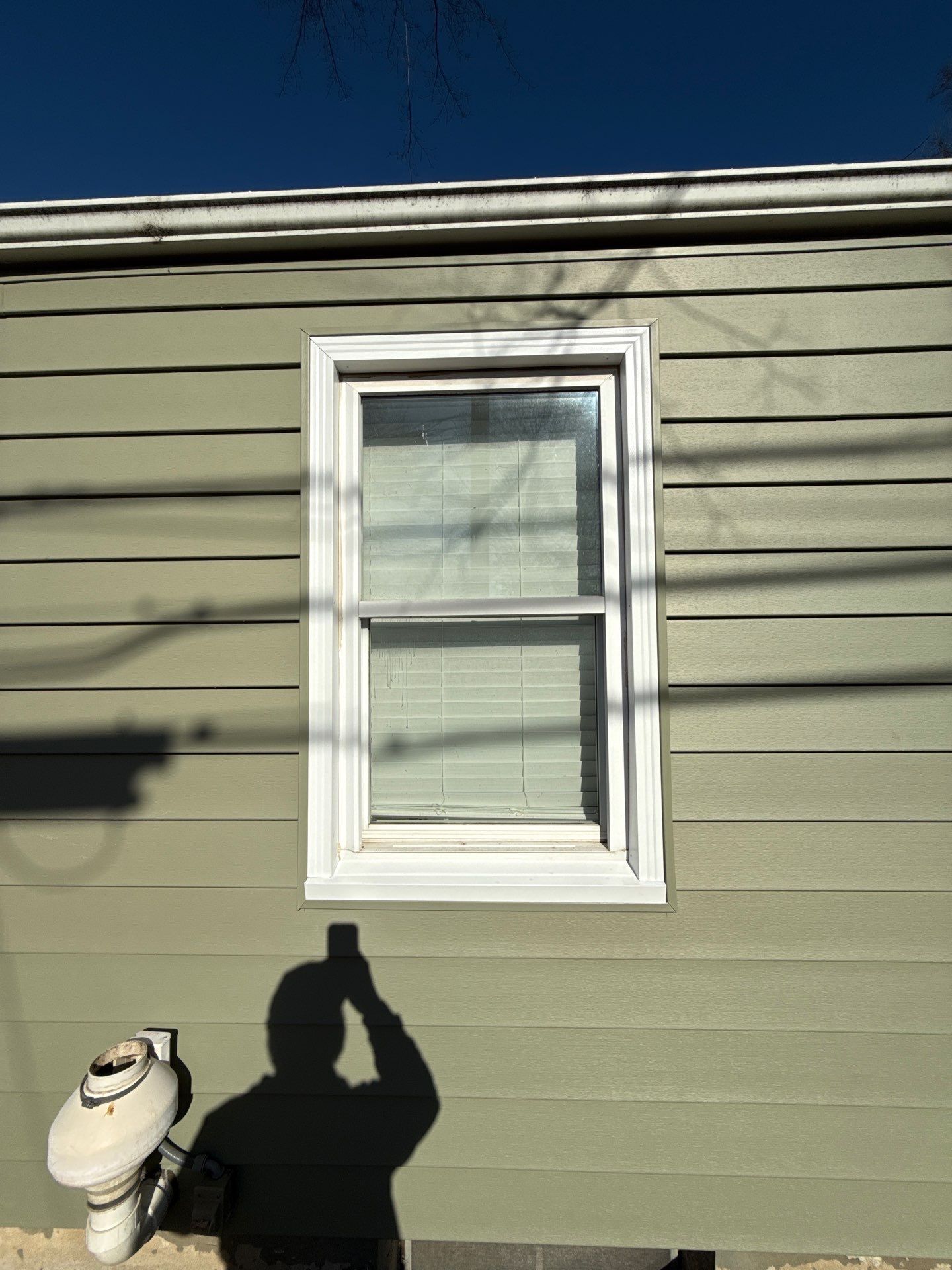 A whole new look for this Gladstone Home by EEC Windows, Siding & Roofing