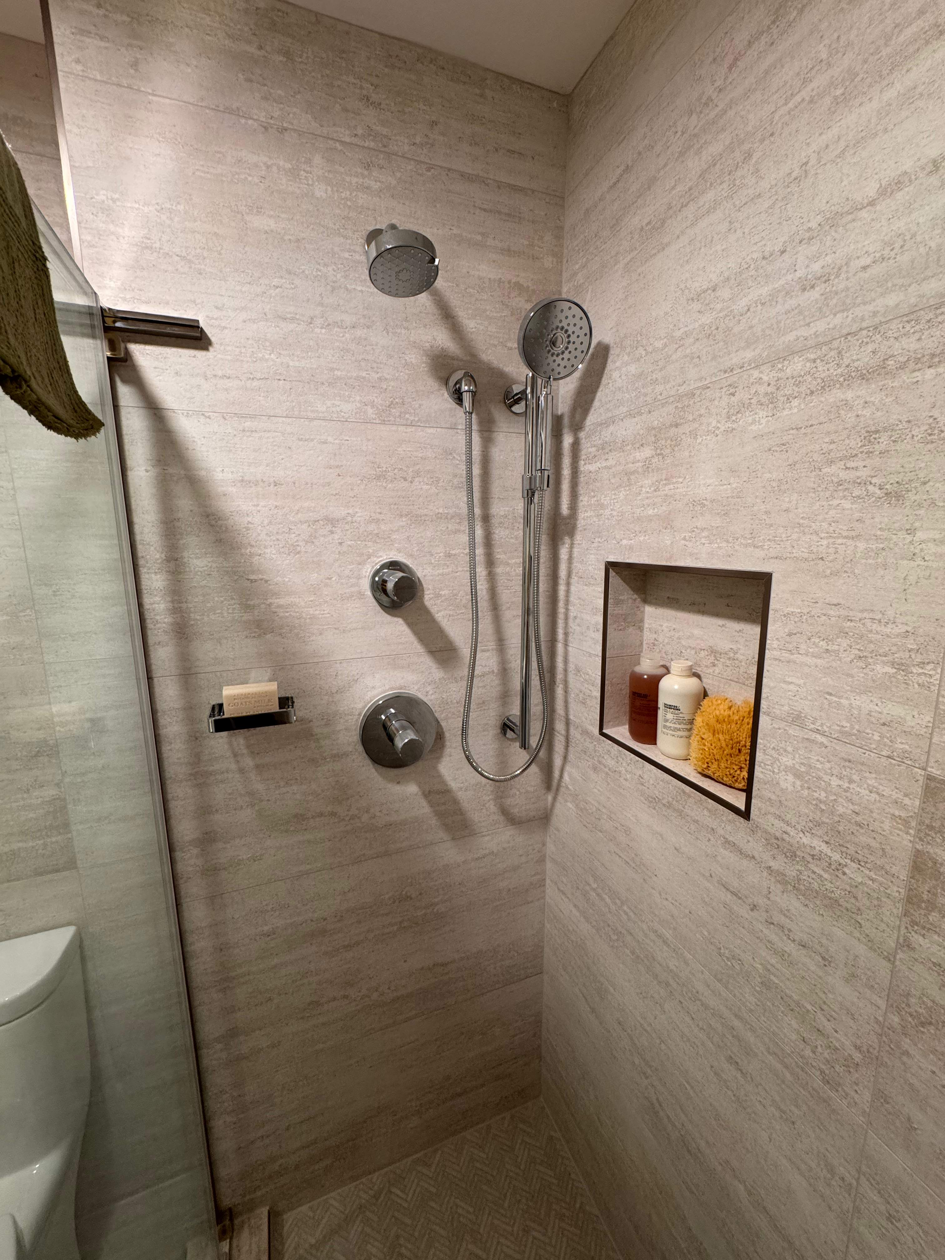 Two bathrooms renovation by Prudencio