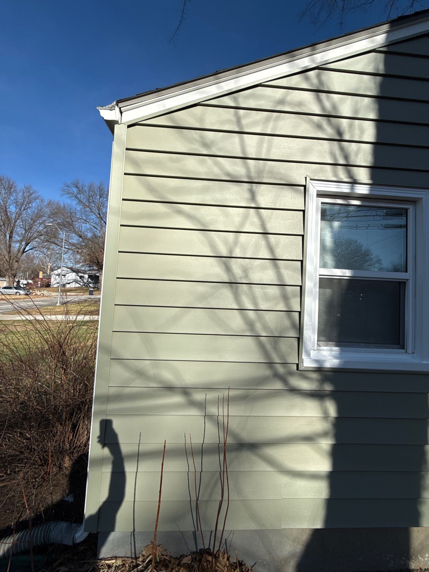 A whole new look for this Gladstone Home by EEC Windows, Siding & Roofing