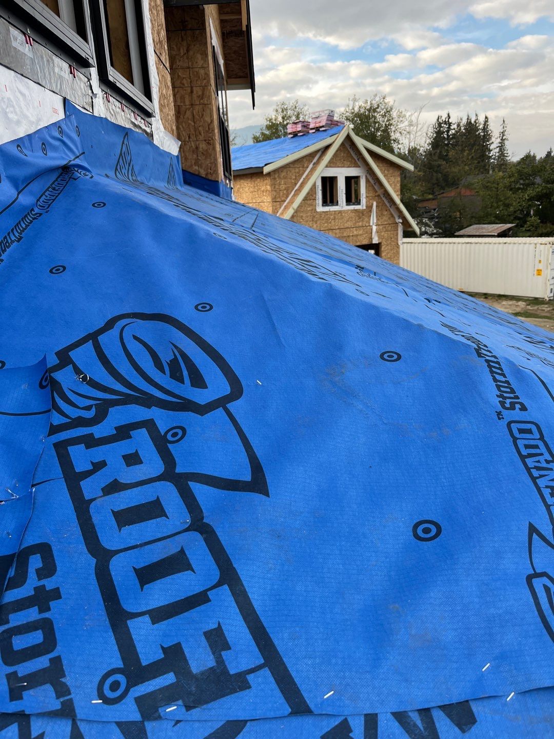 Residential Roofing Installation using OC Oakridge shingles with prolok accent roofs by Top Notch Roofing Inc