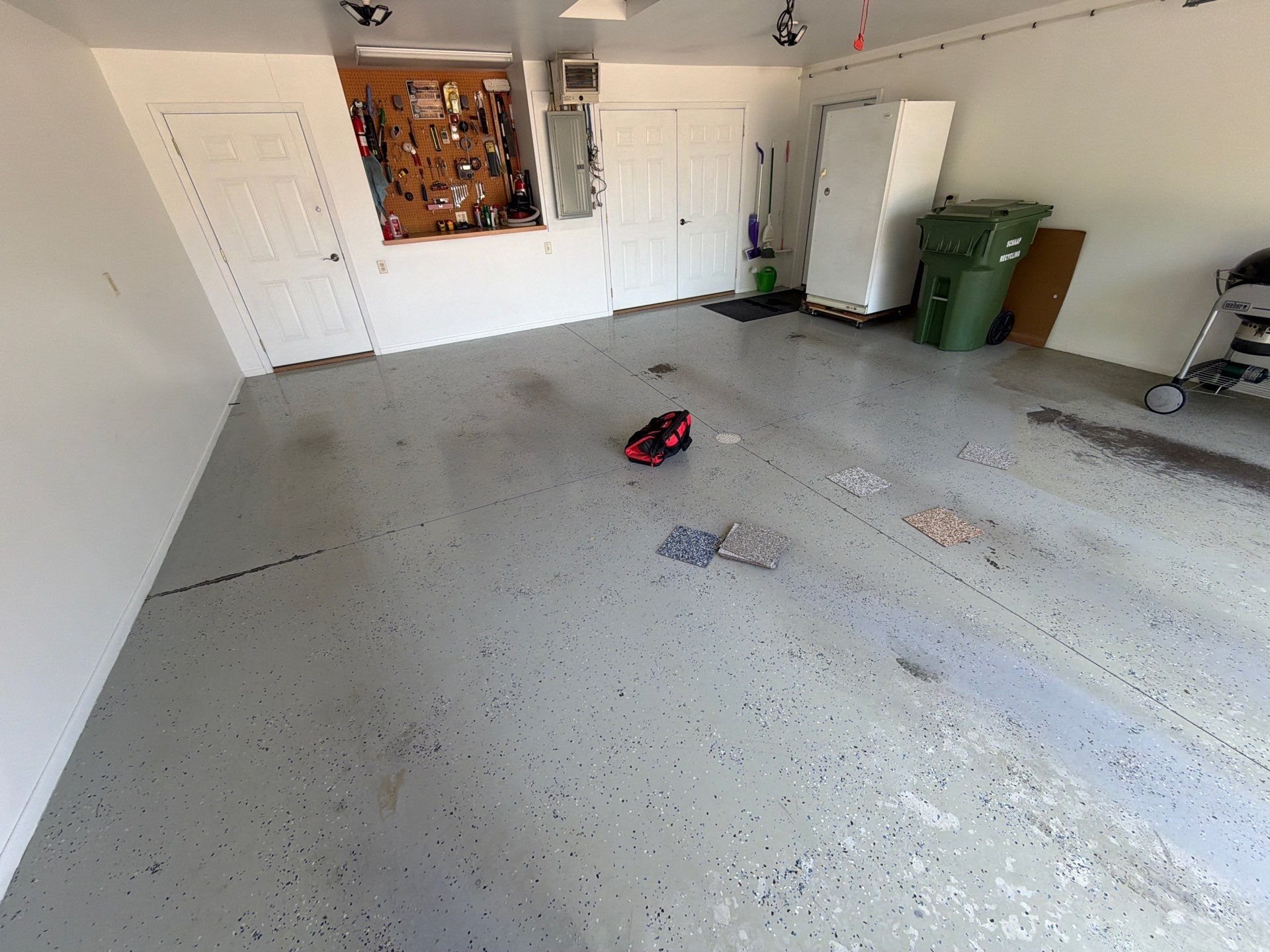 Coyote Flake Garage Floor Coating in Worthington, Minnesota by Select Painting, Coatings & Garage Cabinets