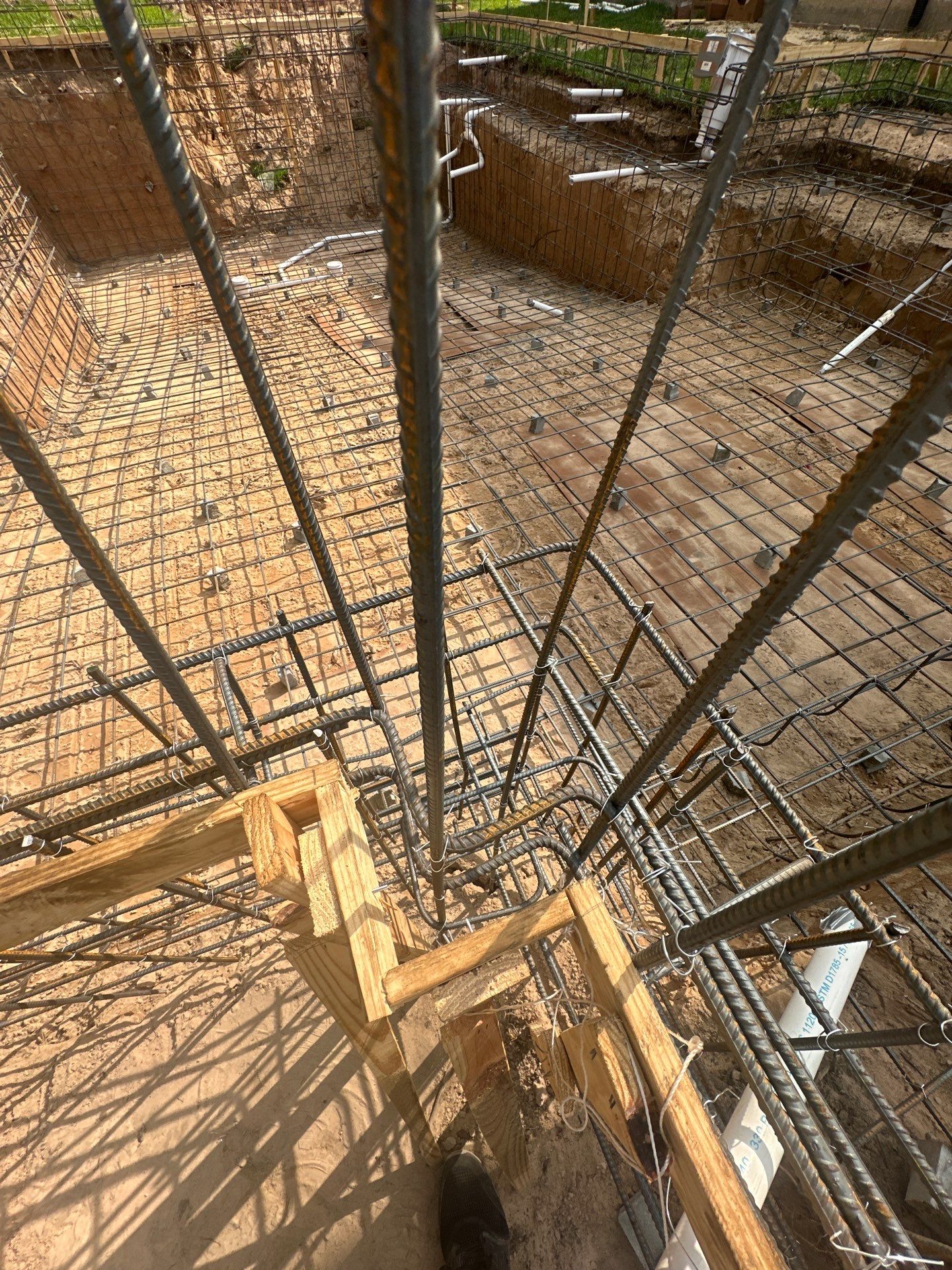 Modern Patio Cover and Kitchen in Montgomery by SophAlx LLC