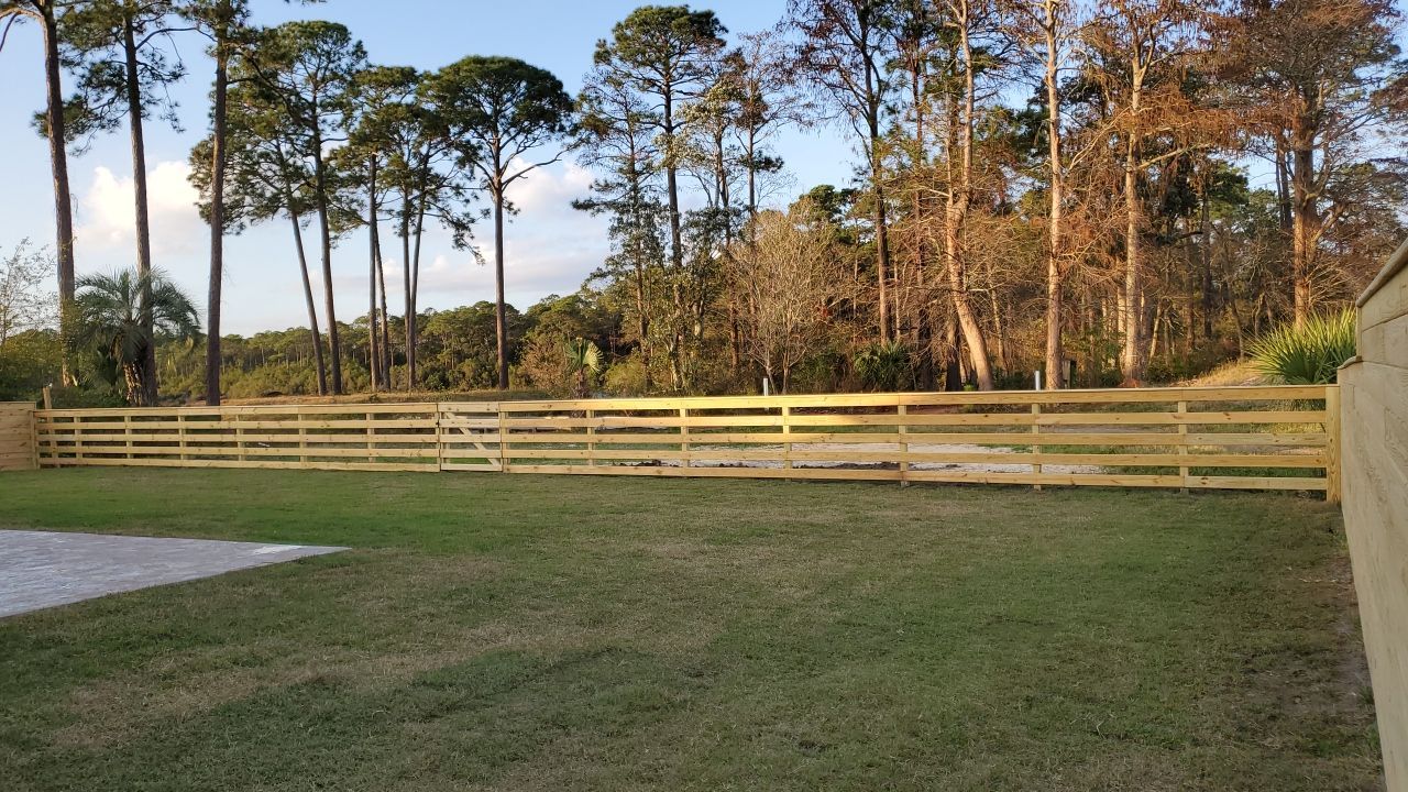 You can never go wrong with Horizontal by Hip Square Fence Inc.