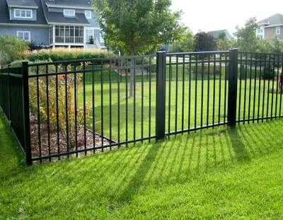 Aluminum Fence Installation using 3 Rail Aluminum Fence