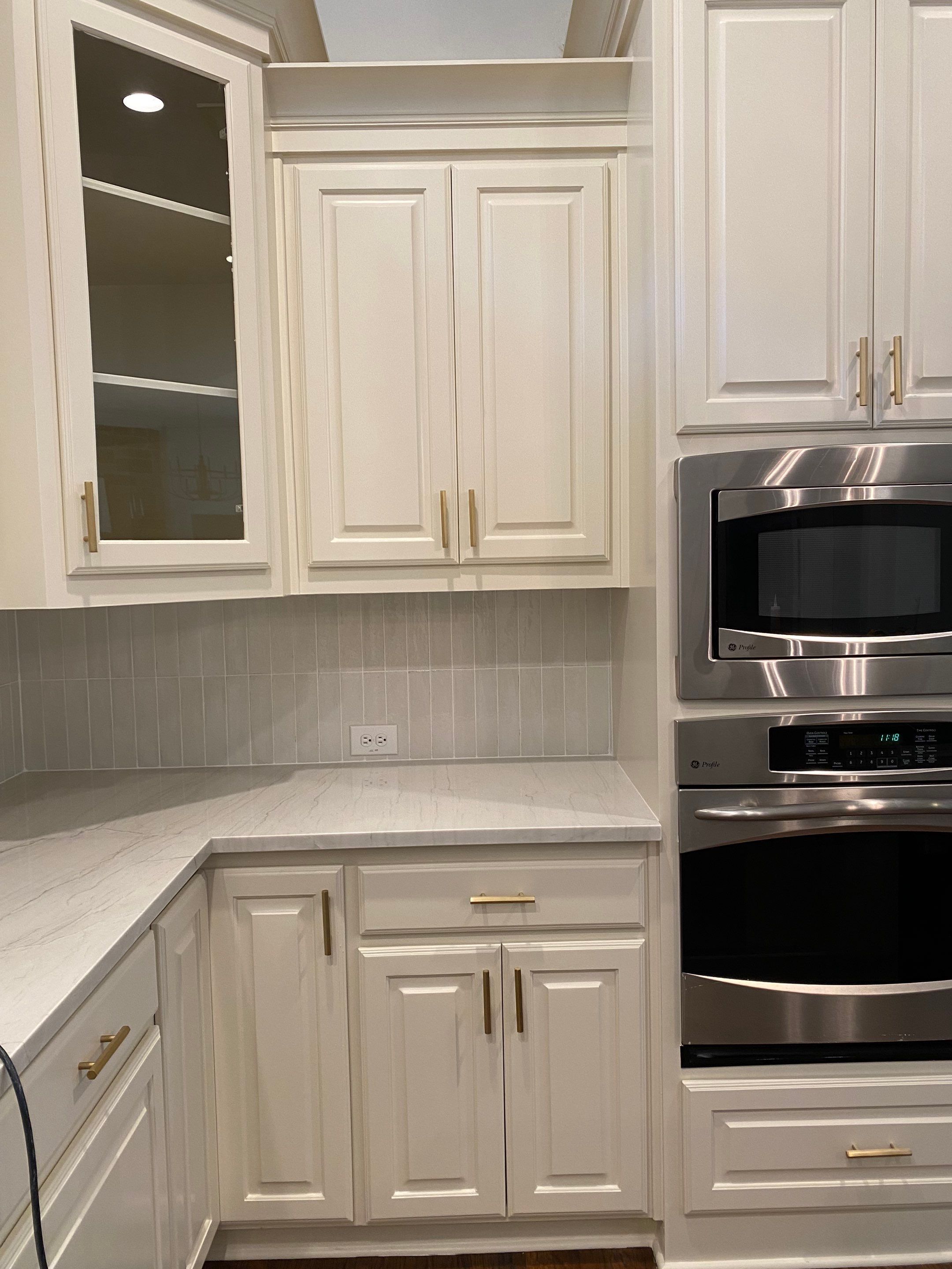 Kitchen Remodel using Quartzite by SLM General Contractors & Roofing