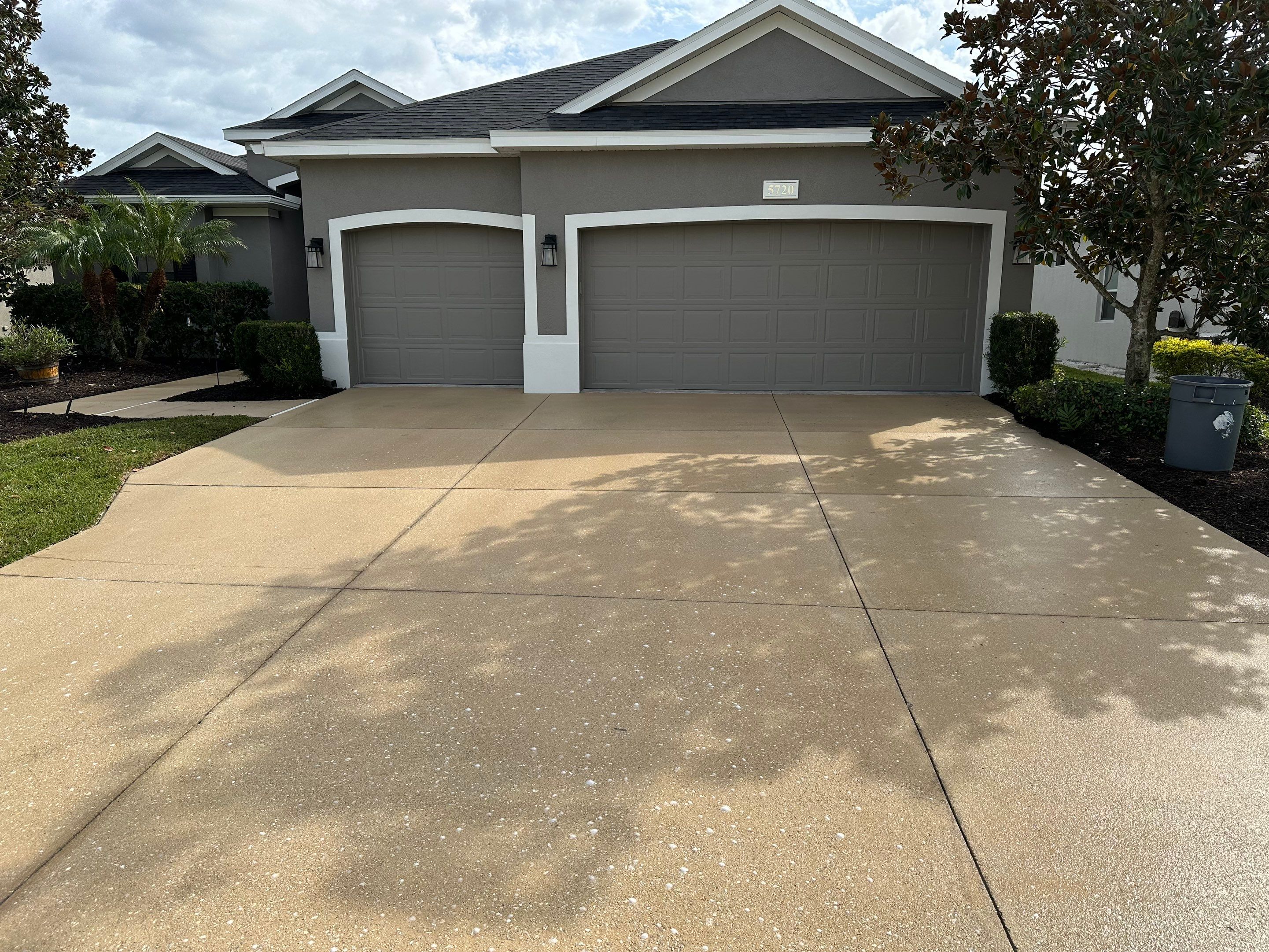 House Wash, Lanai Cleaning, and Driveway Cleaning by Sunshine AquaWash