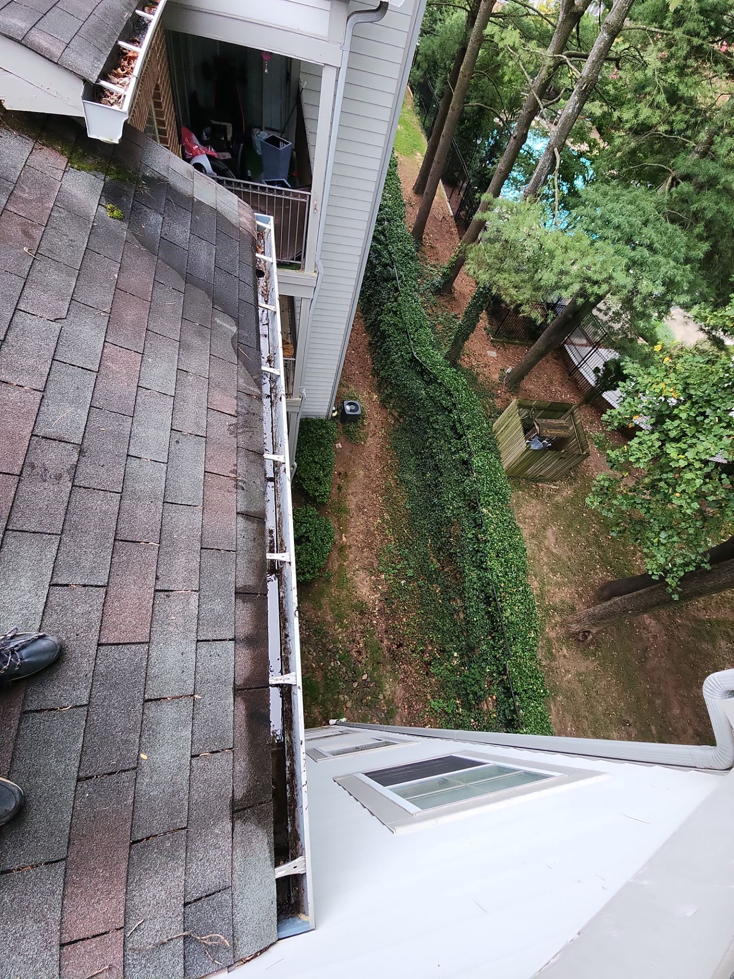 Commercial gutter cleaning Washington after photo with clean gutters
