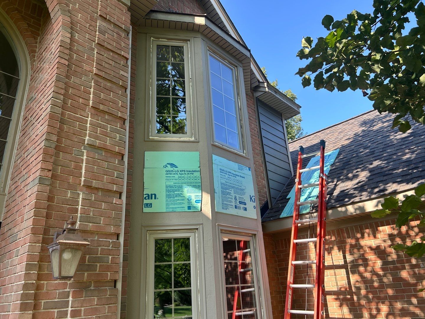 Roof Replacement using Owens Corning Peppercorn and Siding Replacement using Ascend Charcoal Smoke by 180 Contractors