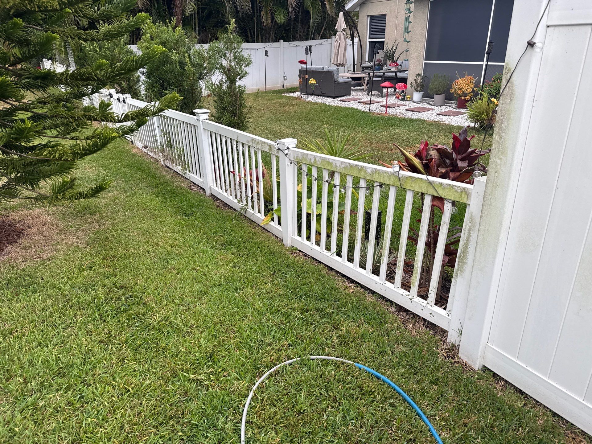 Vinyl Fence Cleaning, Driveway & Sidewalk Cleaning in Crystal Lakes – Palmetto, FL by Sunshine AquaWash