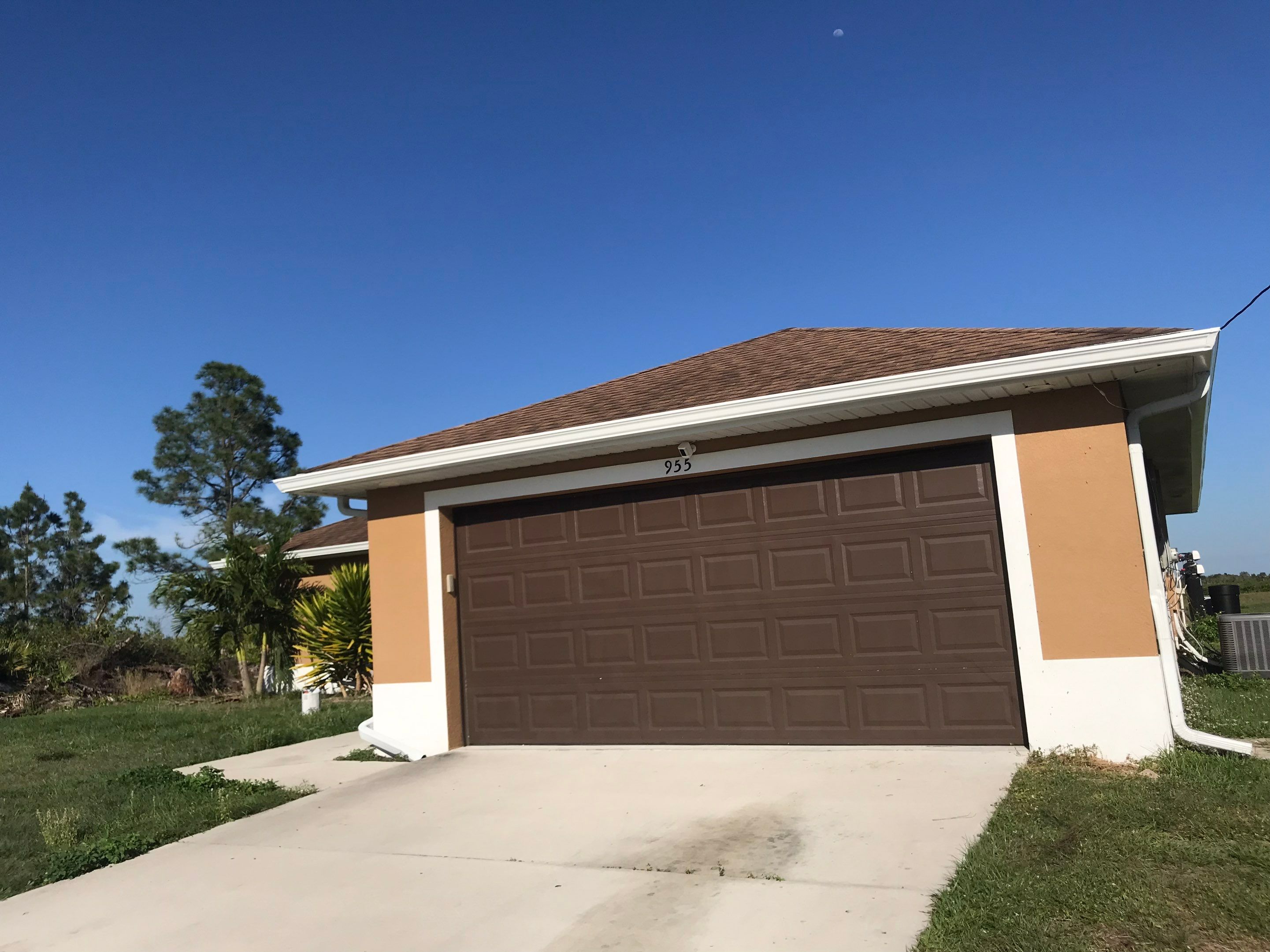 6 Inch Seamless Gutters using White Seamless Gutters in Cape Coral FL by Gutter Professors