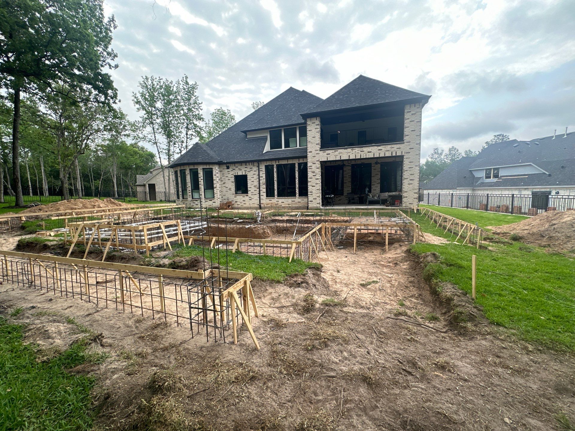 Modern Patio Cover and Kitchen in Montgomery by SophAlx LLC