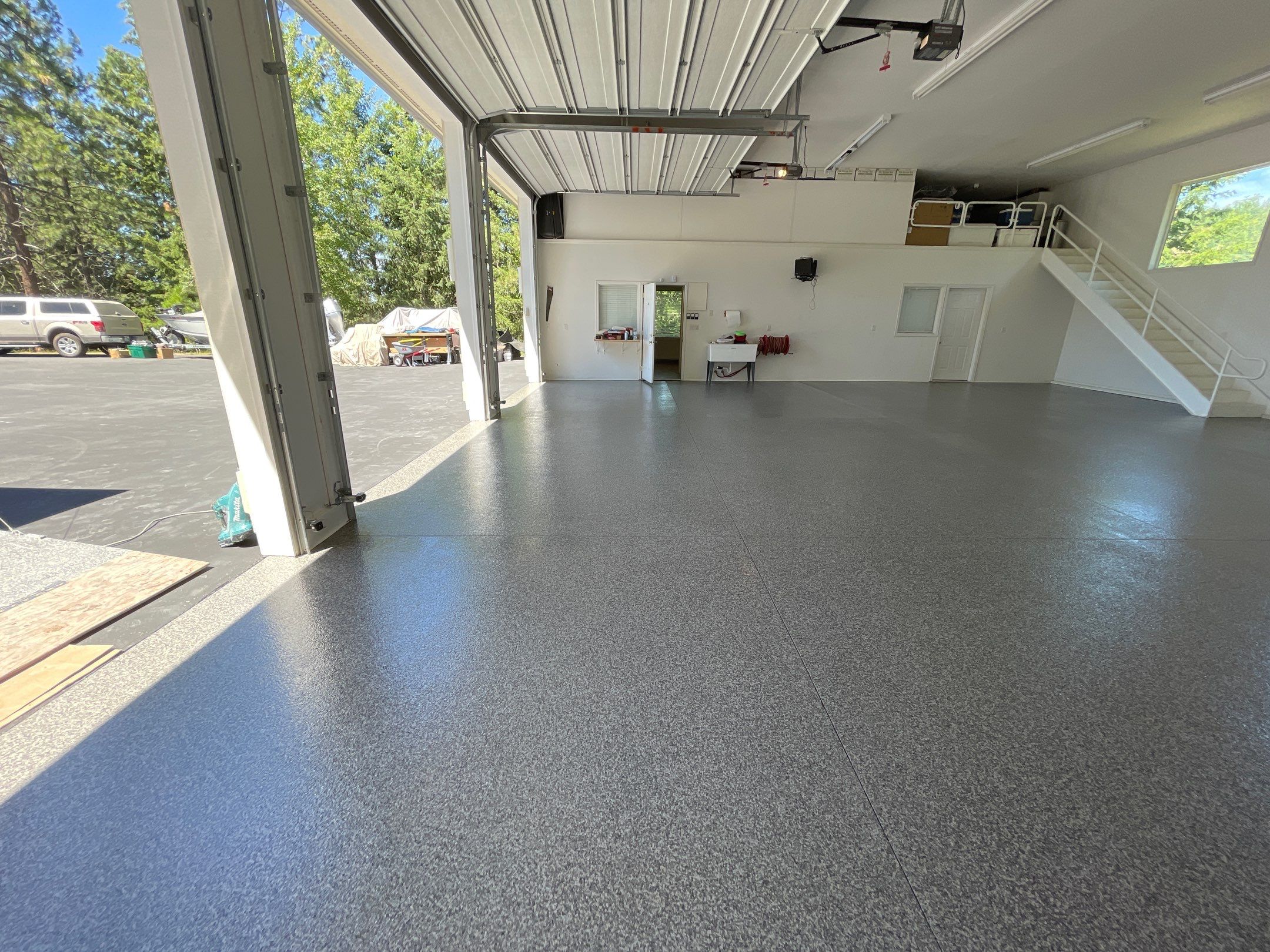 Garage Transformation using Echo 1/4" Chip by Croc Coatings, LLC