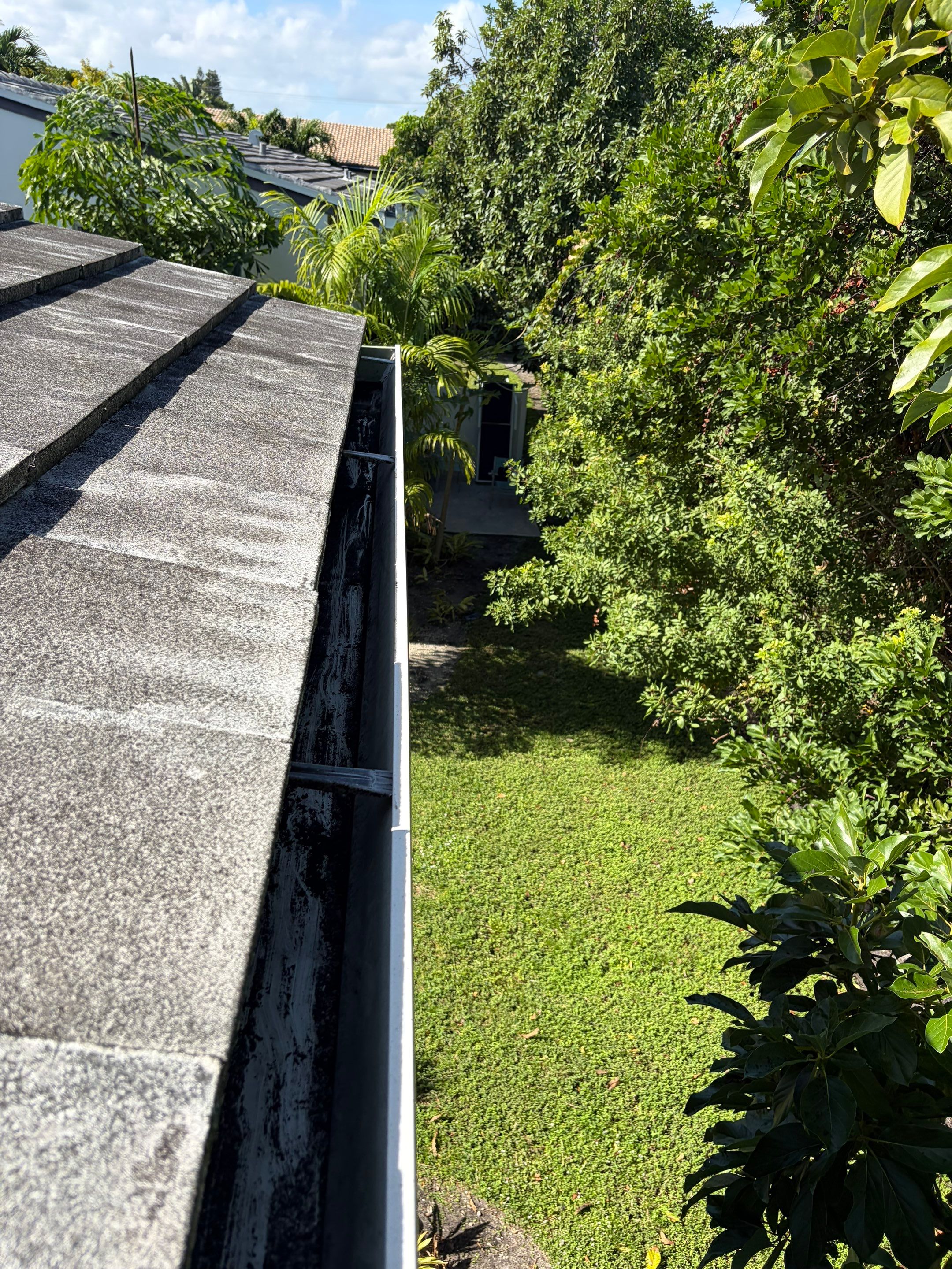 HOA gutter cleaning after photo.