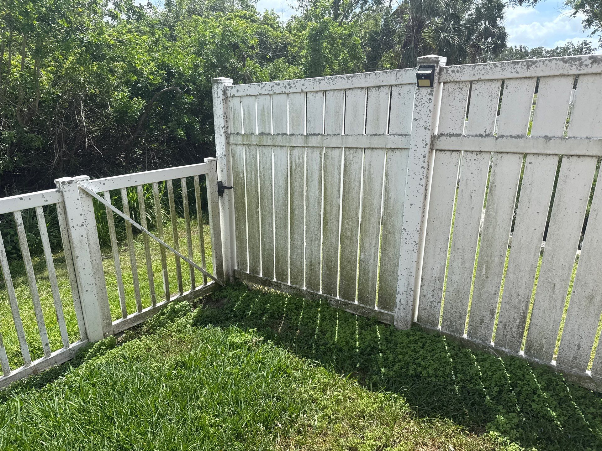 Vinyl Fence & Paver Patio Cleaning β Creekside Oaks, Parrish, FL by Sunshine AquaWash
