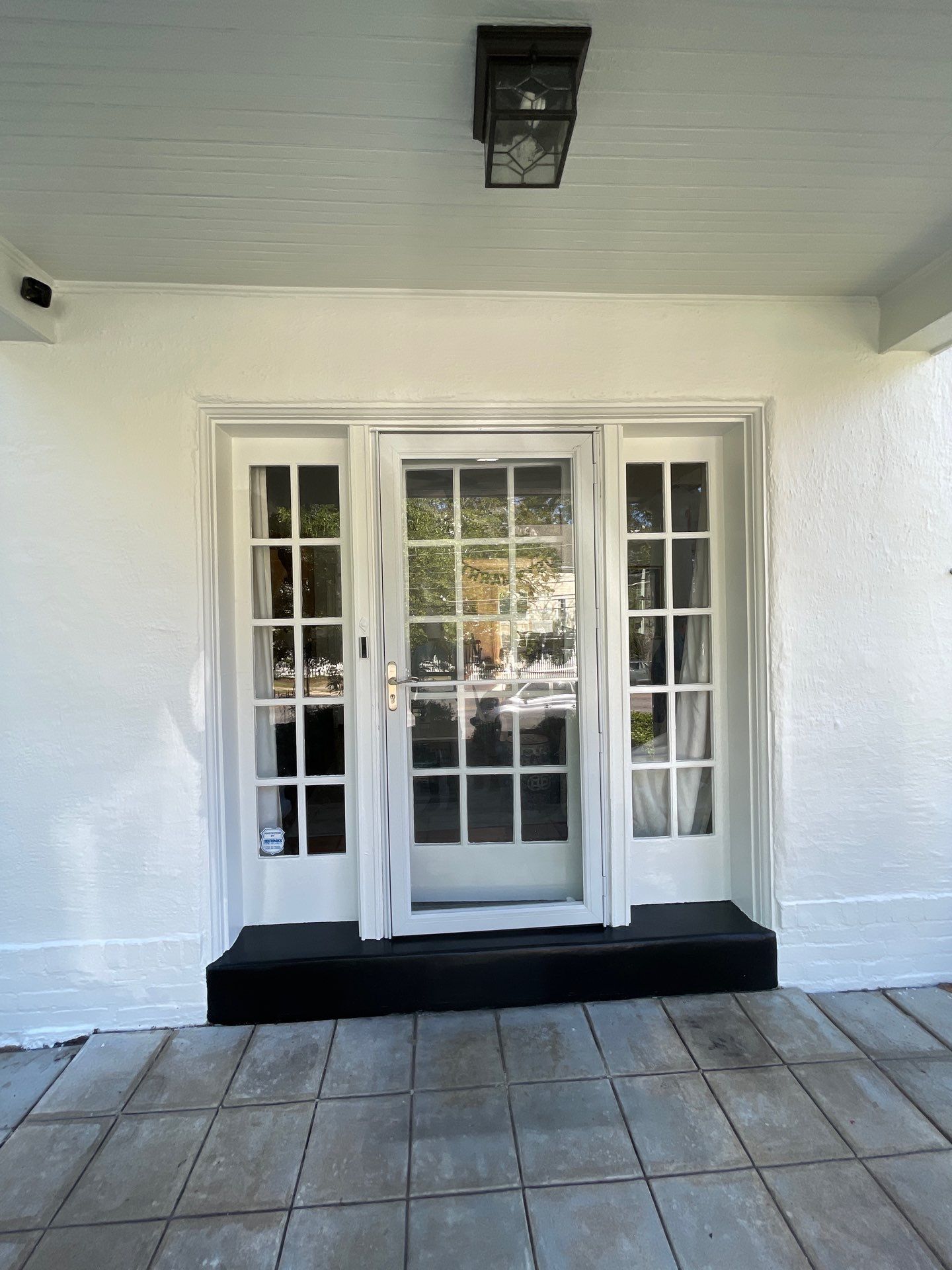 Exterior Revival in Haverford: Clean Lines & Crisp Contrast by Groovy Hues