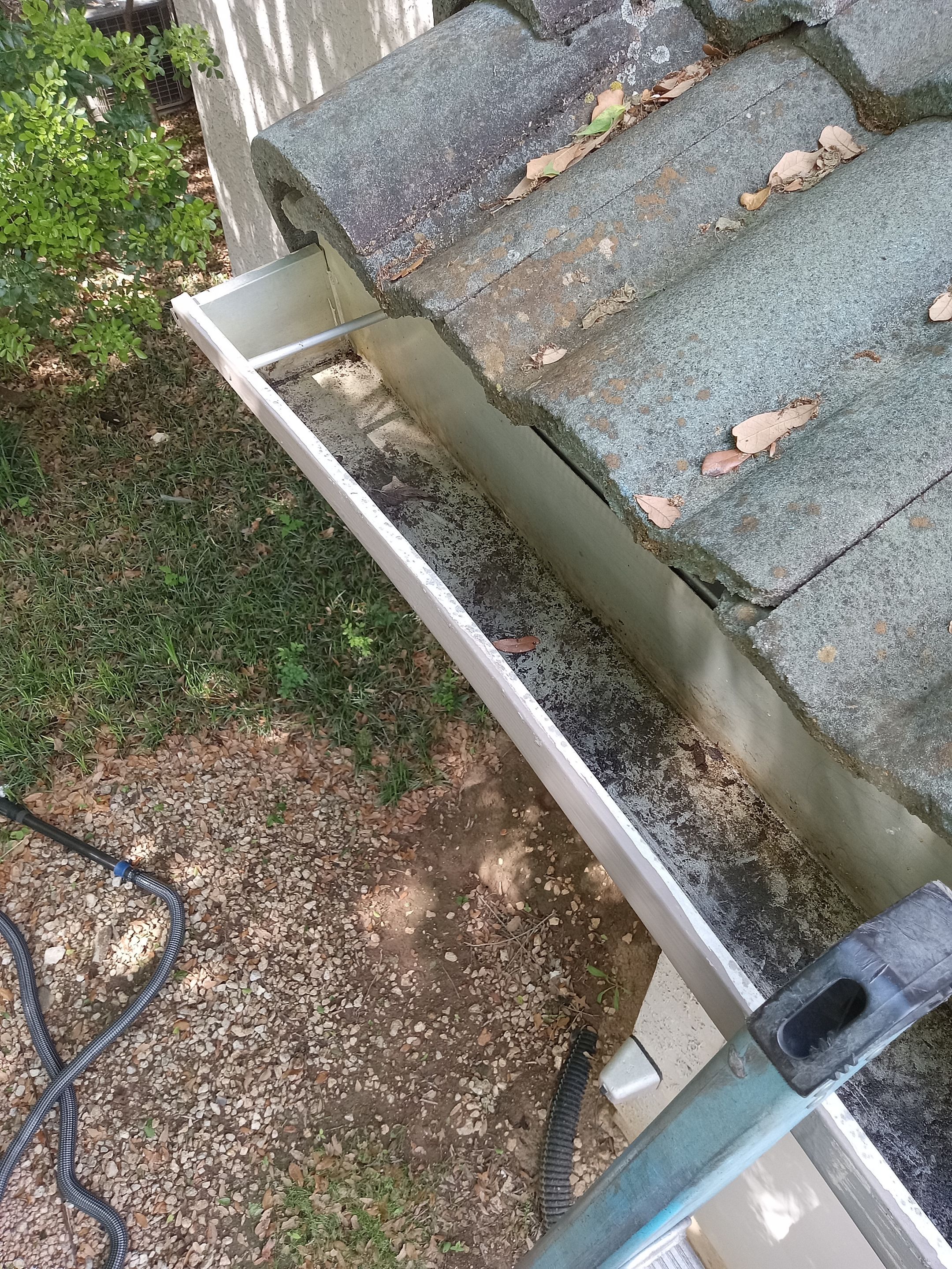 Commercial gutter cleaning Austin after photo with clean gutters