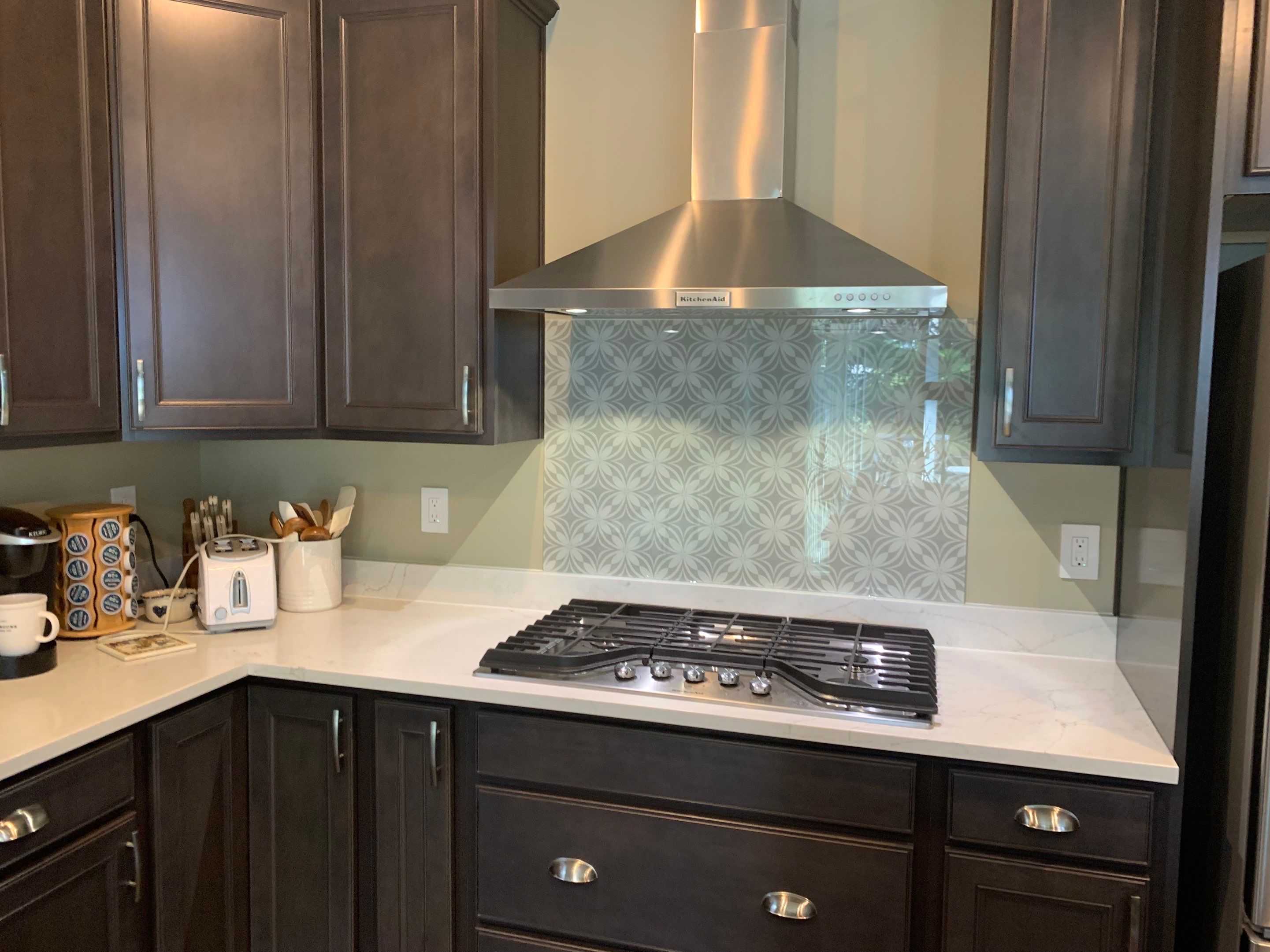 Kitchen Remodel using IMAGIO Solid Glass StoveSplash by IMAGIO