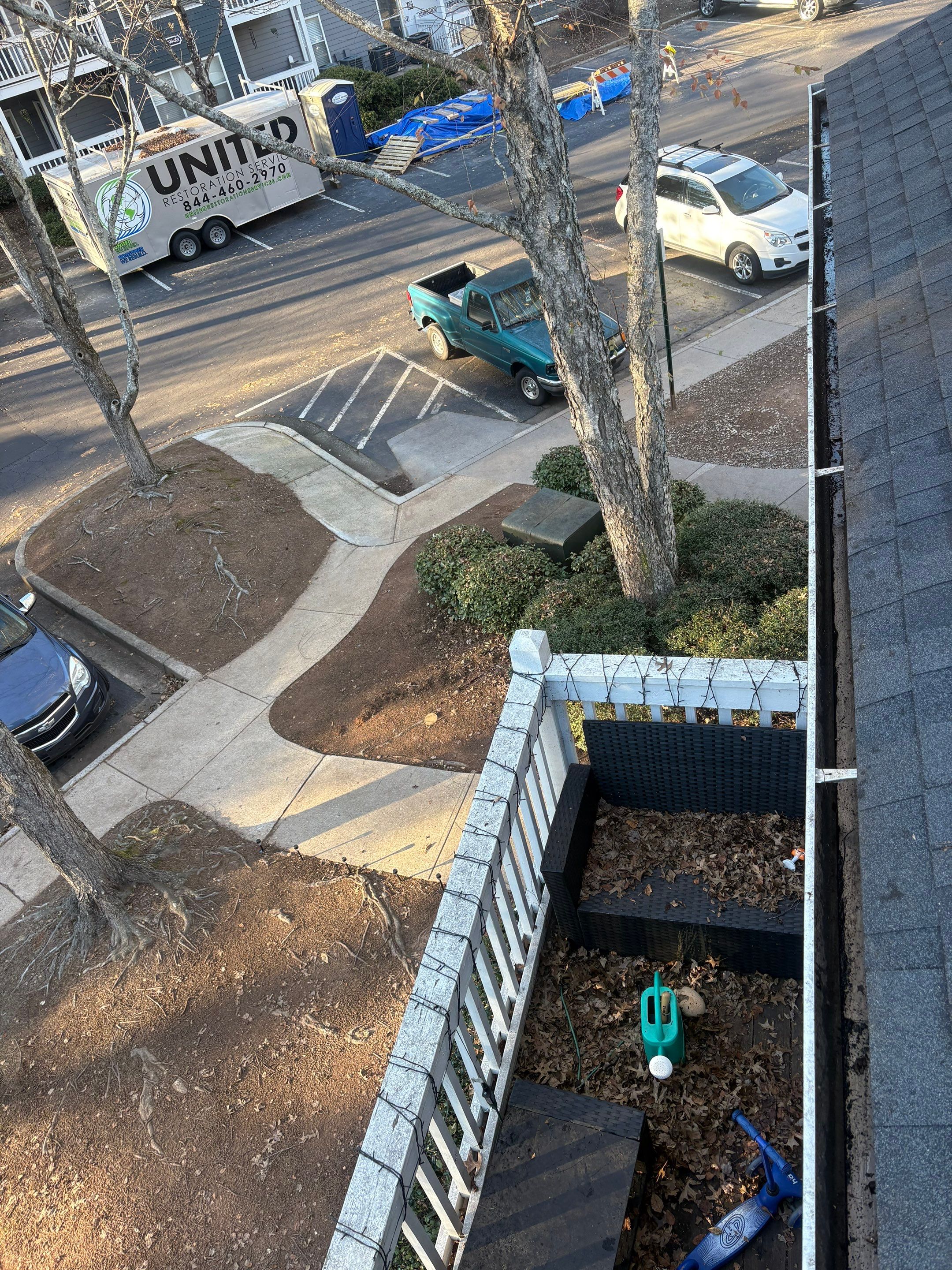 Commercial gutter cleaning Alpharetta & Roswell after photo with clean gutters