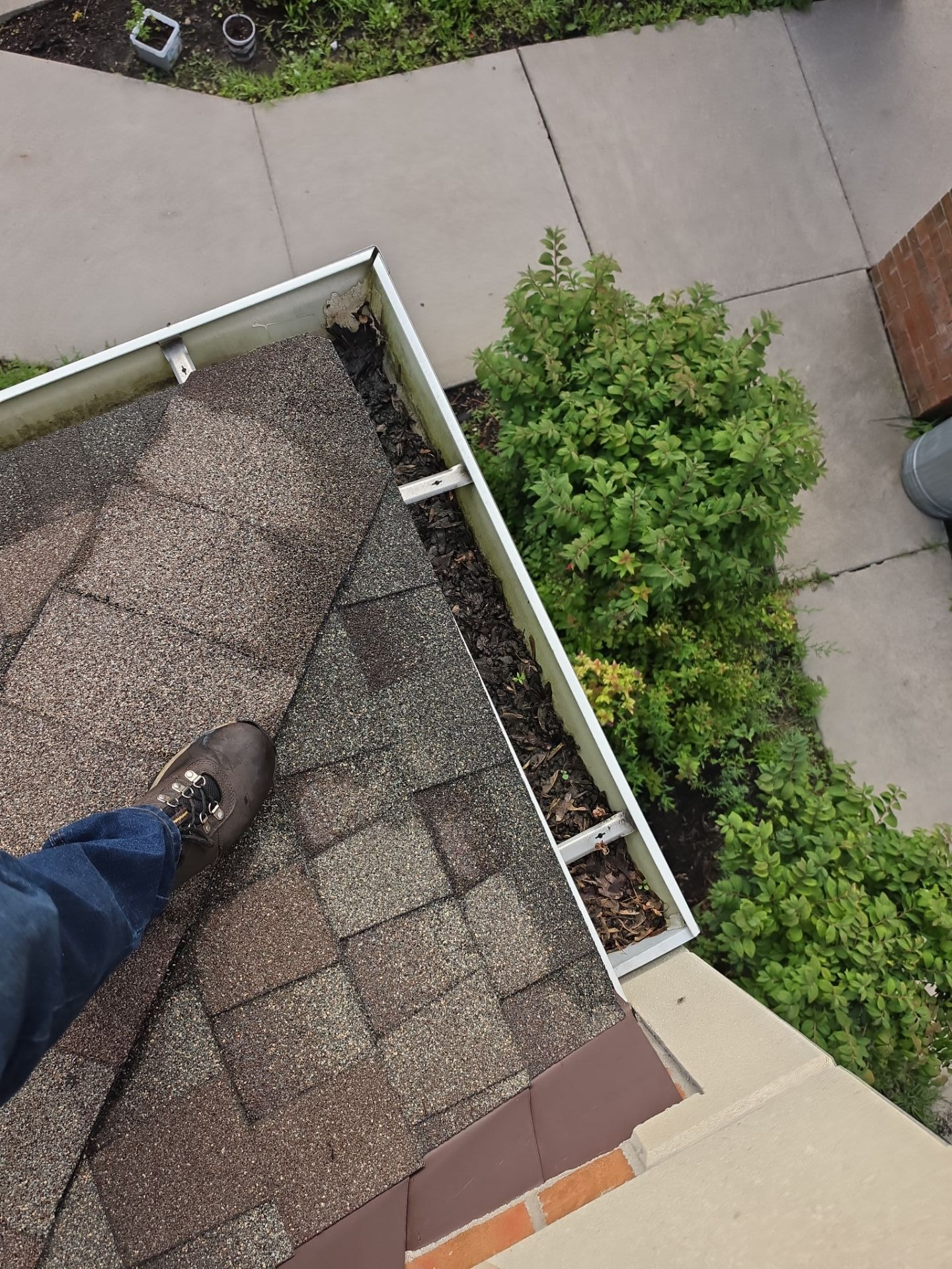 HOA gutter cleaning before