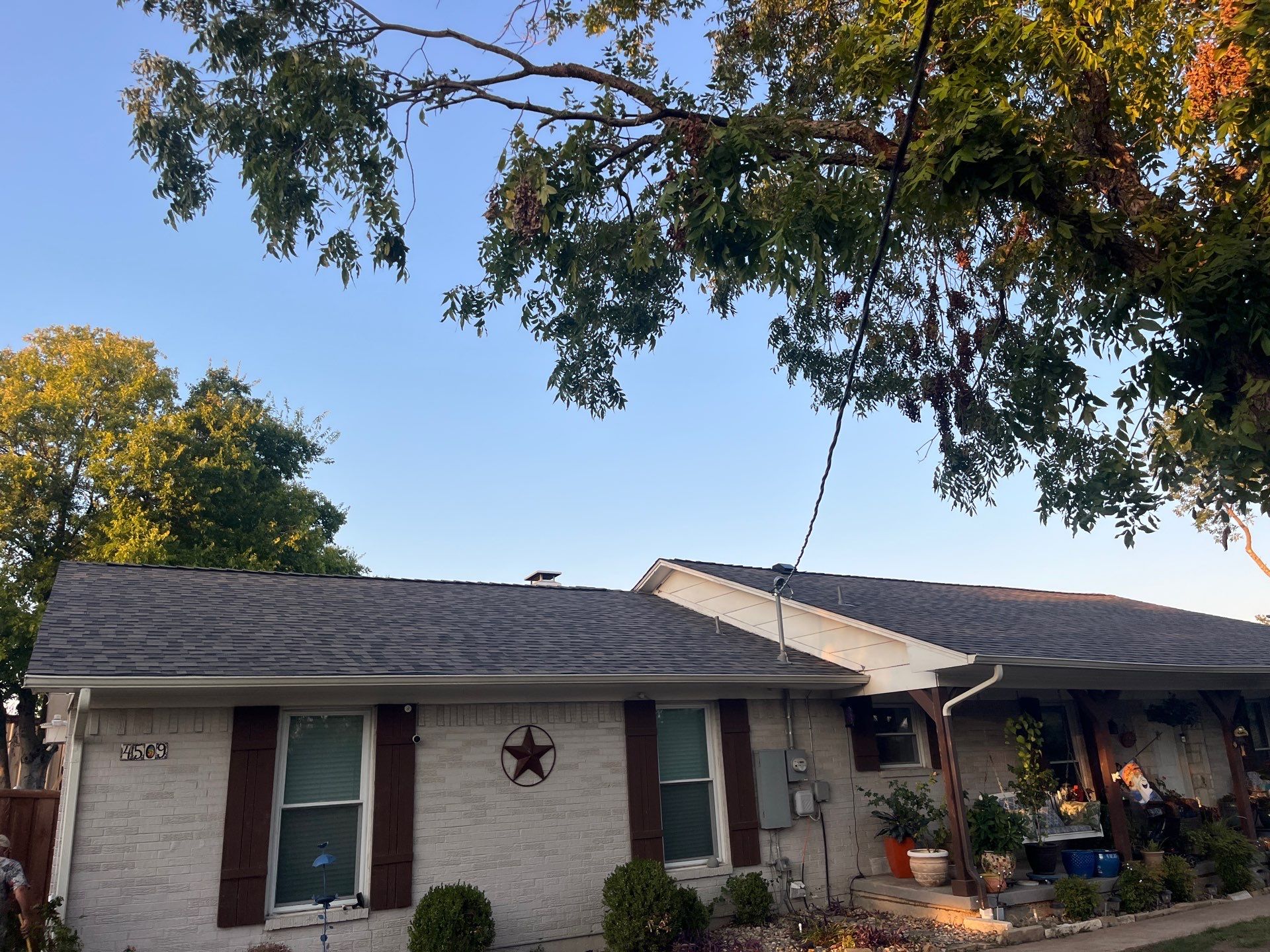 IKO Driftshake-Light Cream brick house by Tejas Roofworks + Restoration