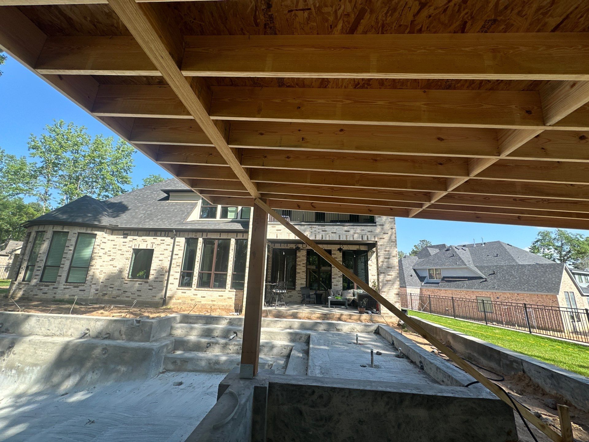 Modern Patio Cover and Kitchen in Montgomery by SophAlx LLC