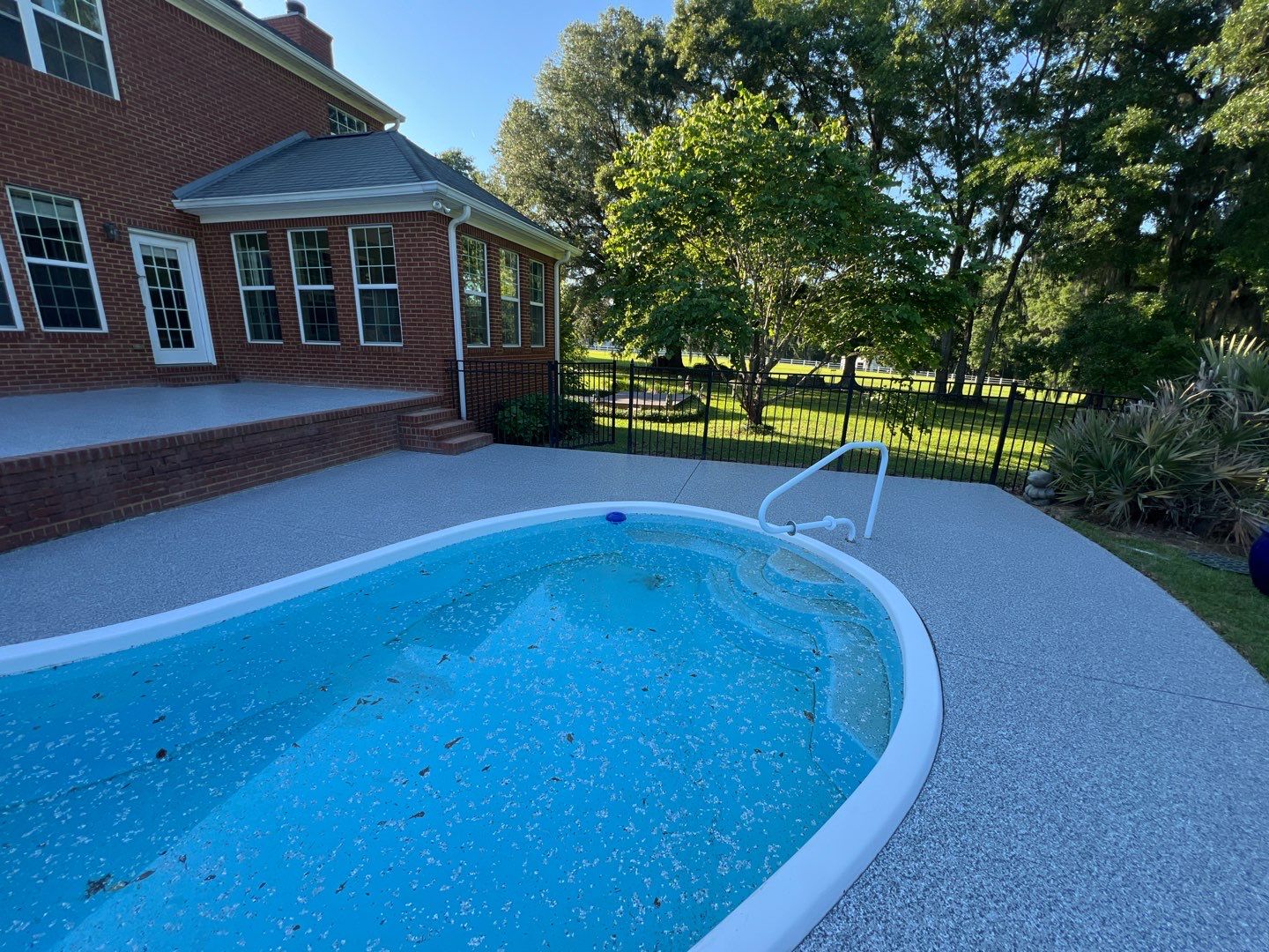 This before & after is STUNNING 🤩 by Deese Elite Concrete Coatings