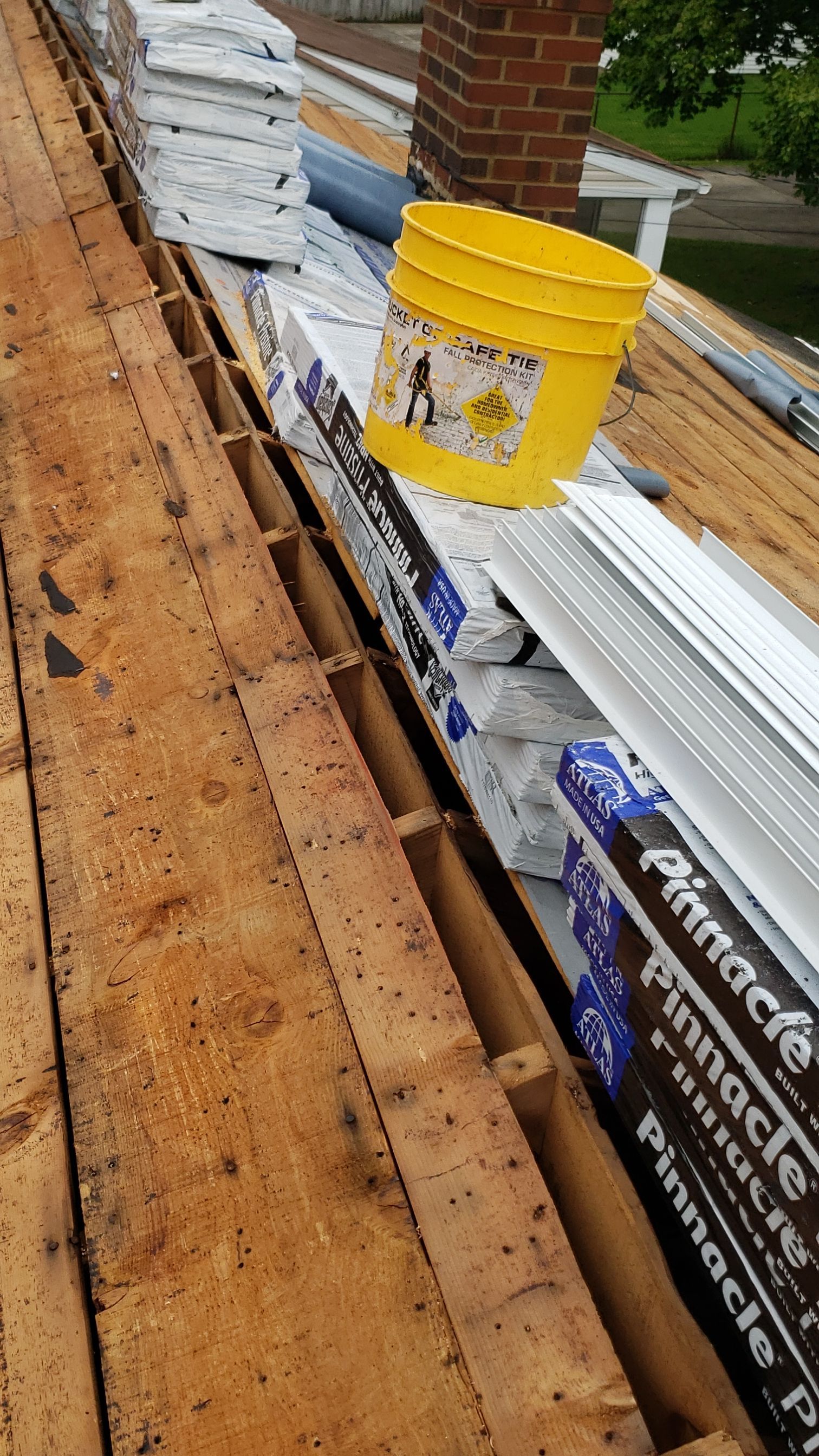 ATLAS PINNACLE COLOR: PRISTINE BLACK DRIP EDGE: WHITE by Eagle Eye Roofing