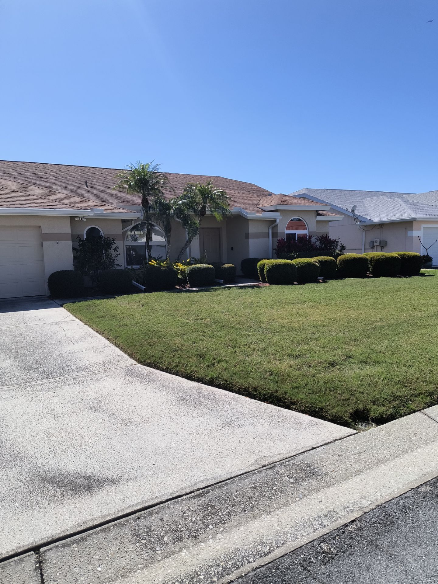 White Seamless Gutters using 6 Inch Seamless Gutters in Sarasota FL by Gutter Professors