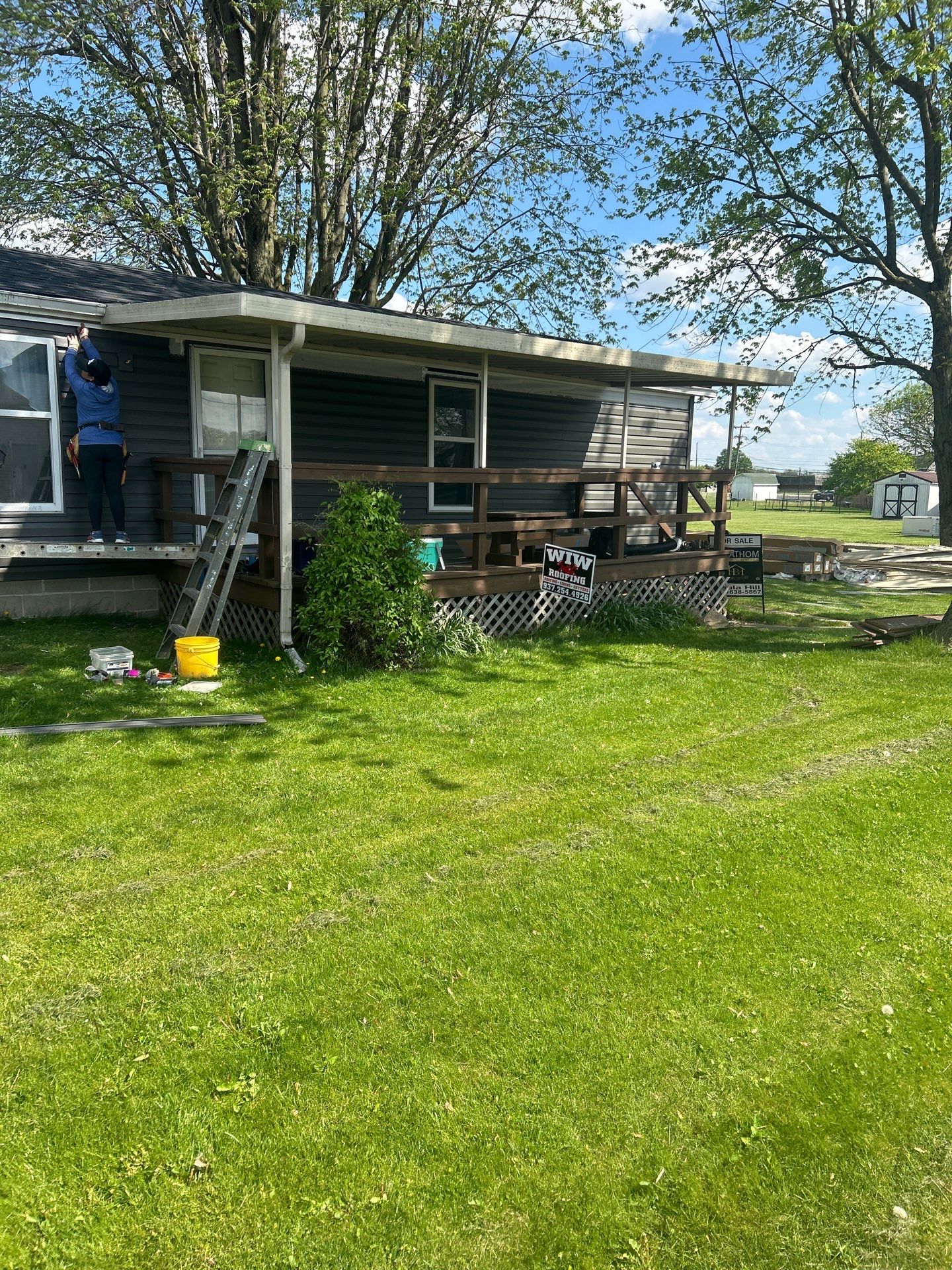 Roof and Siding Replacement using Norandex Cedar Knoll Graphite Siding and Owens Corning Durations in Onyx Black by WIW Enterprises Inc