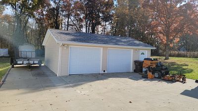 Brand: Atlas Pinnacle Color: Pristine Scotchgard Majestic Shake Drip: White