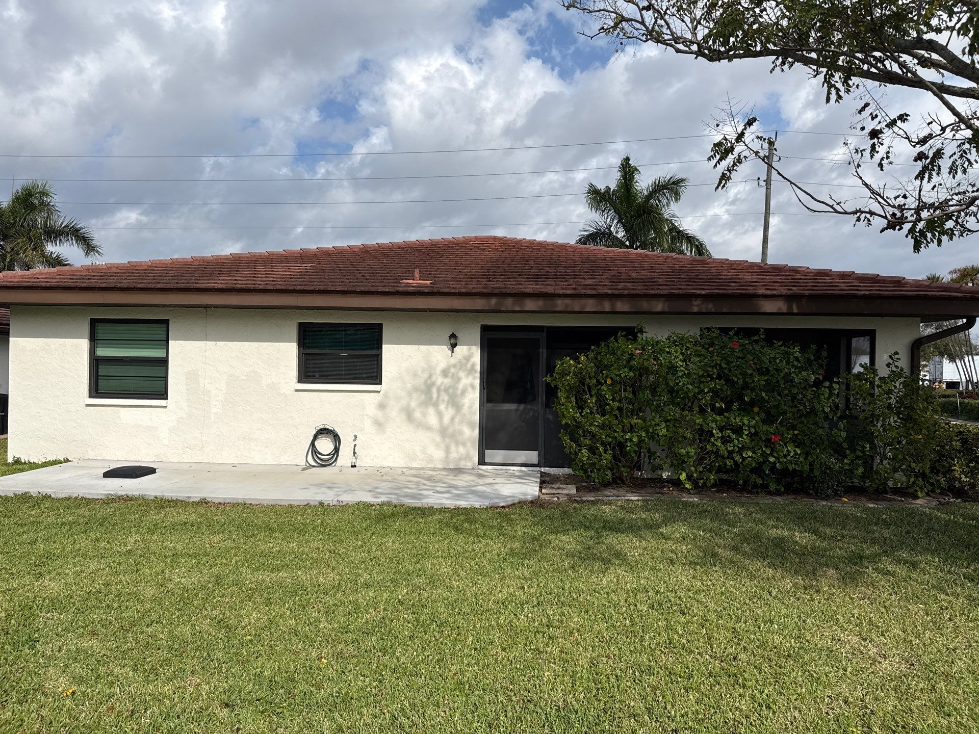 Tile Roof Cleaning in Vivienda at Bradenton I – Bradenton, FL by Sunshine AquaWash