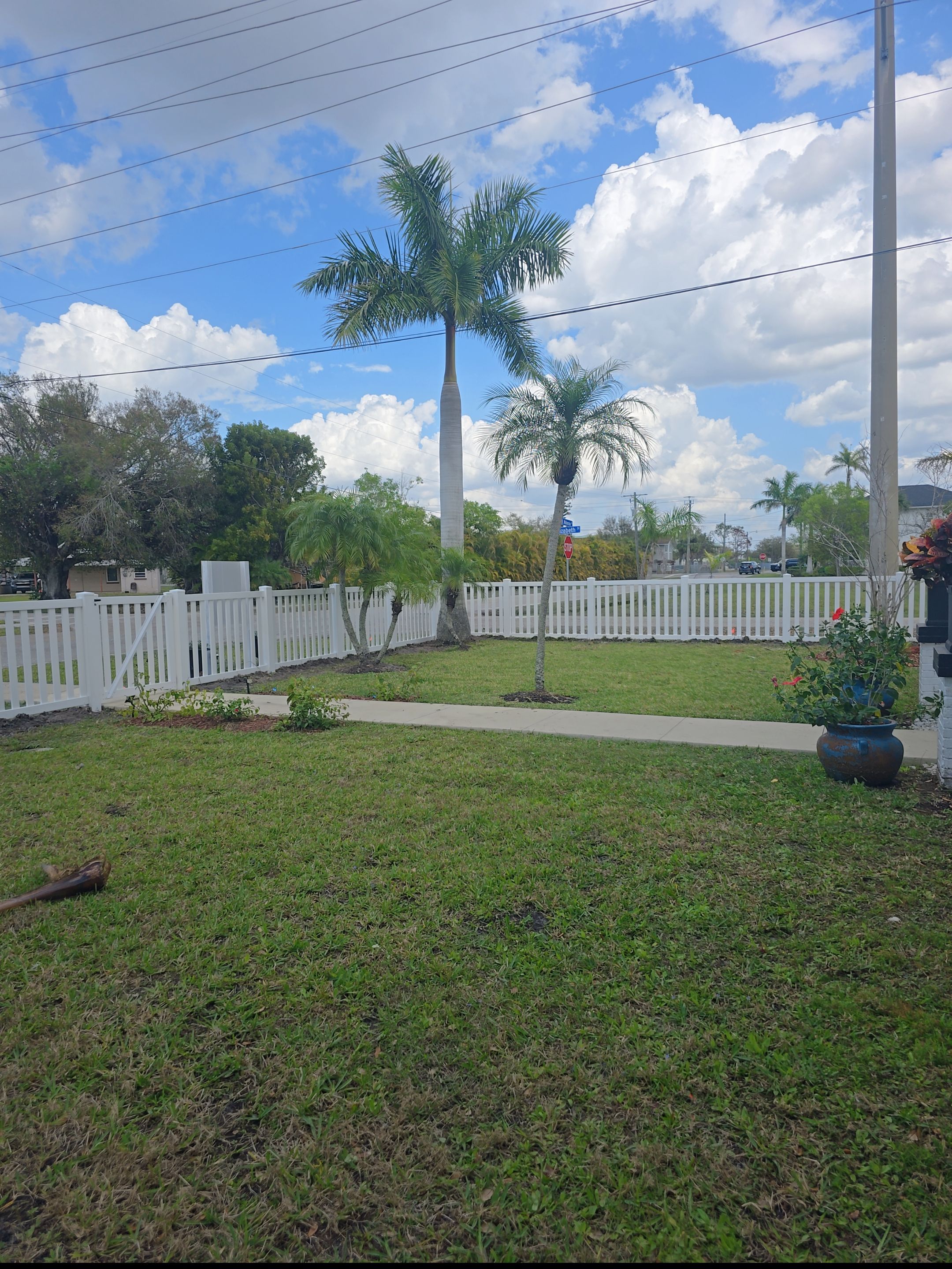 Vinyl Fence for Valerie's House by True Fence LLC