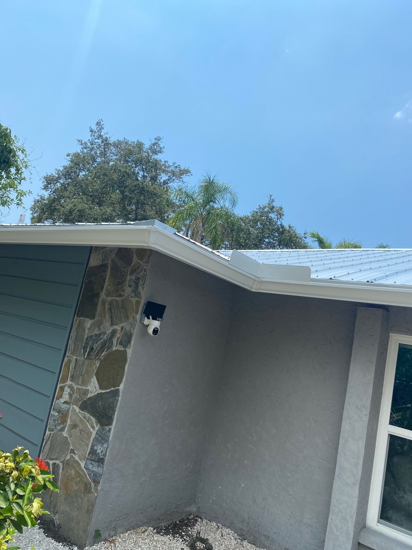 Aluminum Seamless Gutters using White Seamless Gutters in Sarasota FL by Gutter Professors