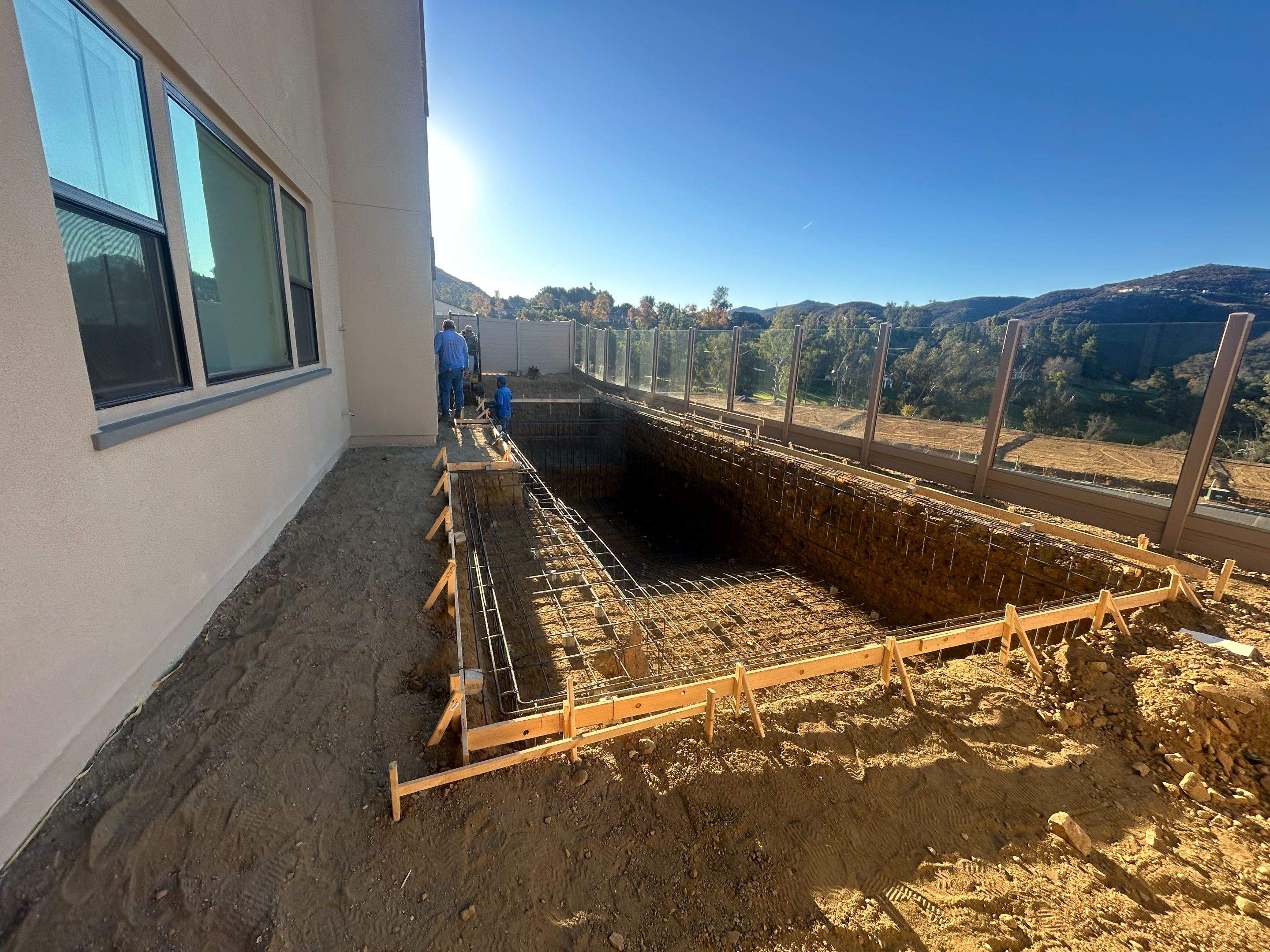 Clean look pool and spa by Premier Pools and Spas Temecula